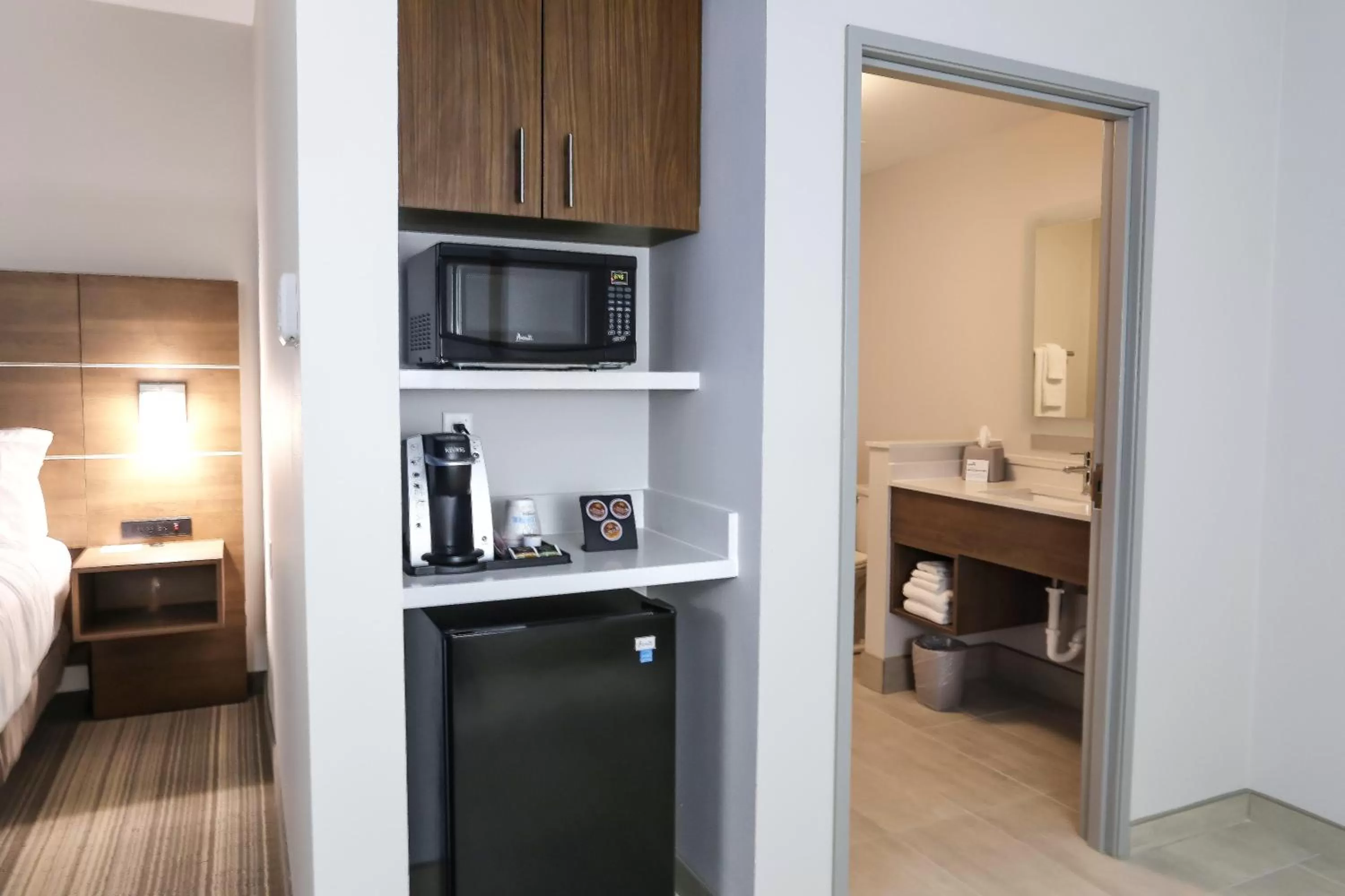 Photo of the whole room, Bed in Holiday Inn Express & Suites - Houston IAH - Beltway 8 by IHG