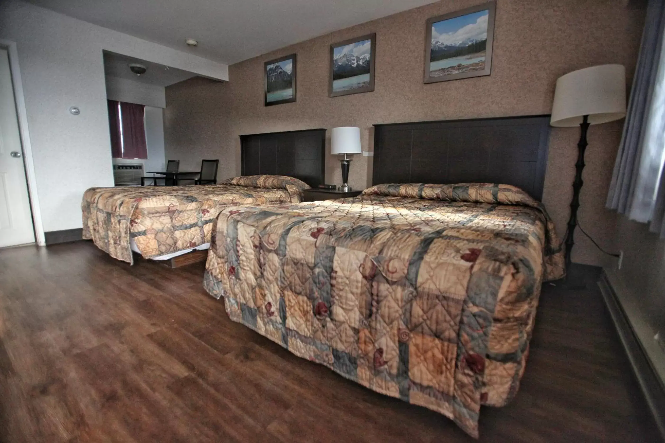 Bed in Best Budget Inn & Suites Kamloops