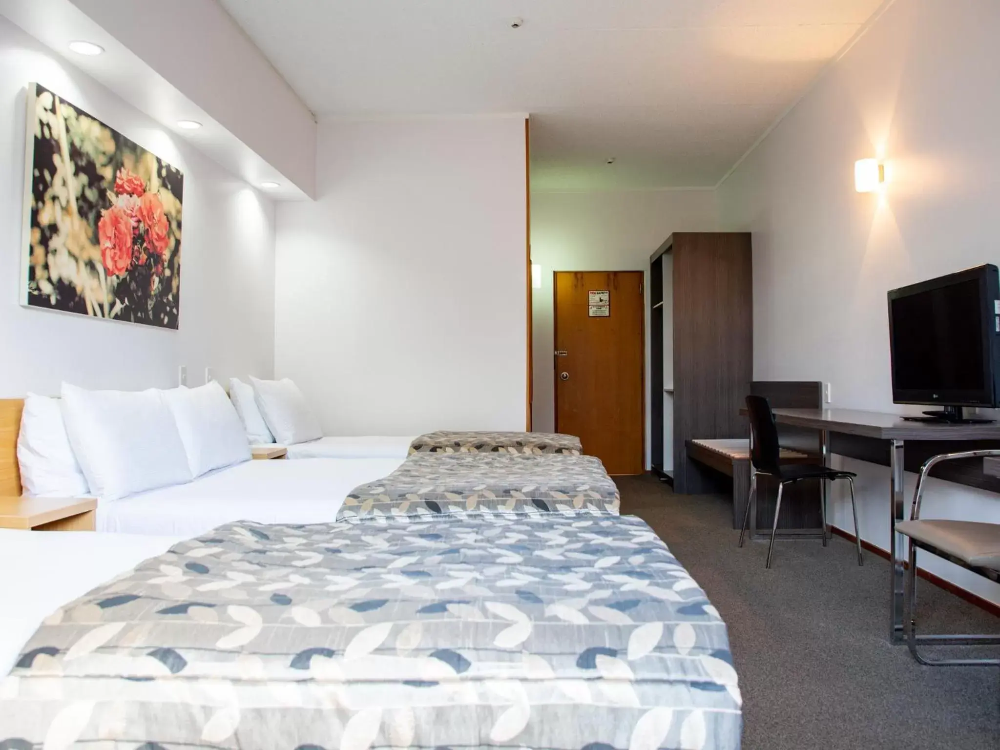 Photo of the whole room, Bed in Auckland Rose Park Hotel