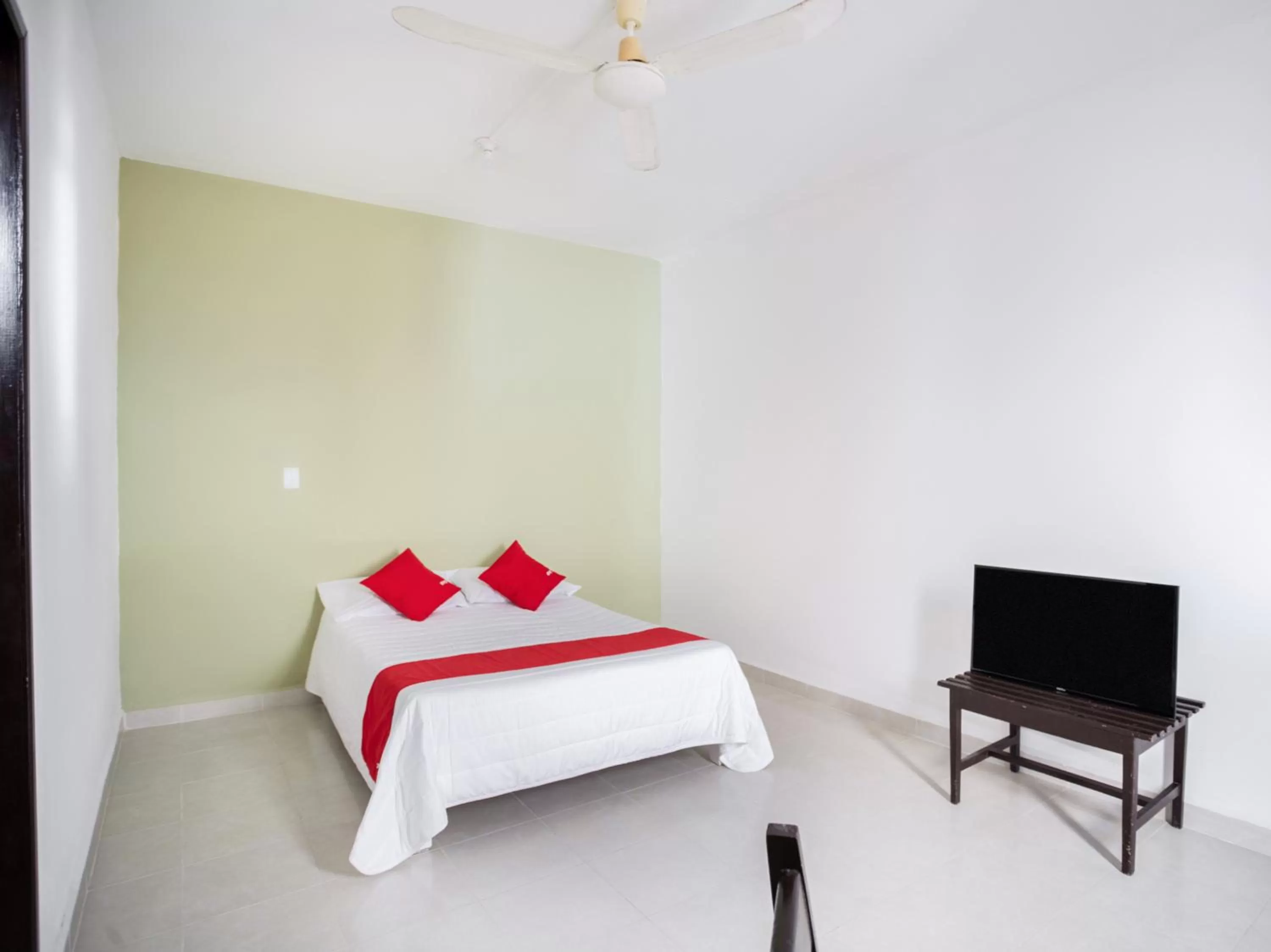 Bedroom, Bed in OYO Hotel Cristal,Museum of Mayan culture,Chetumal