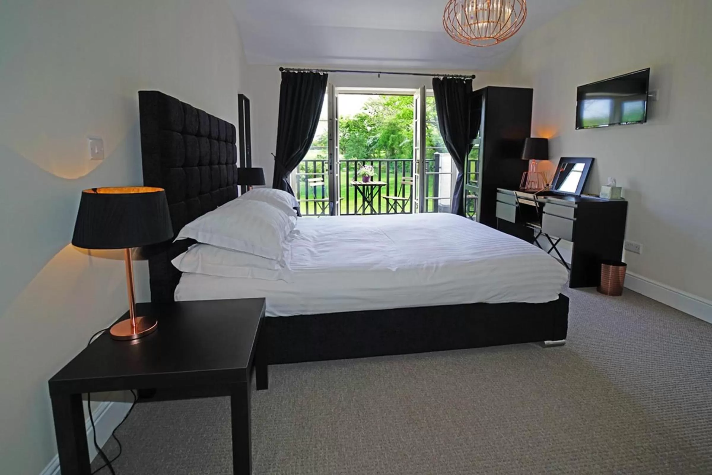 Bedroom, Bed in Greyhound Hever