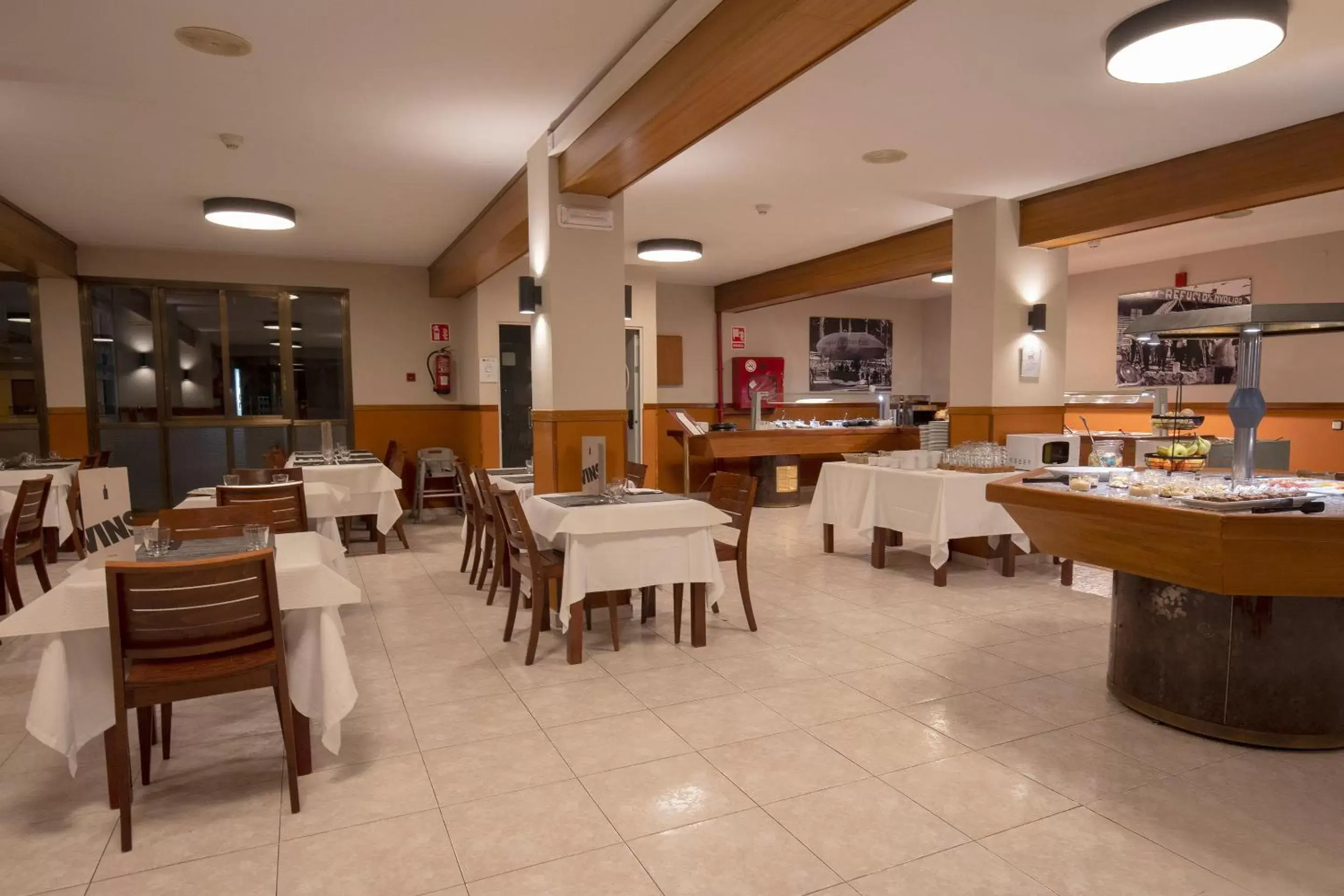 Restaurant/Places to Eat in Hotel Encamp