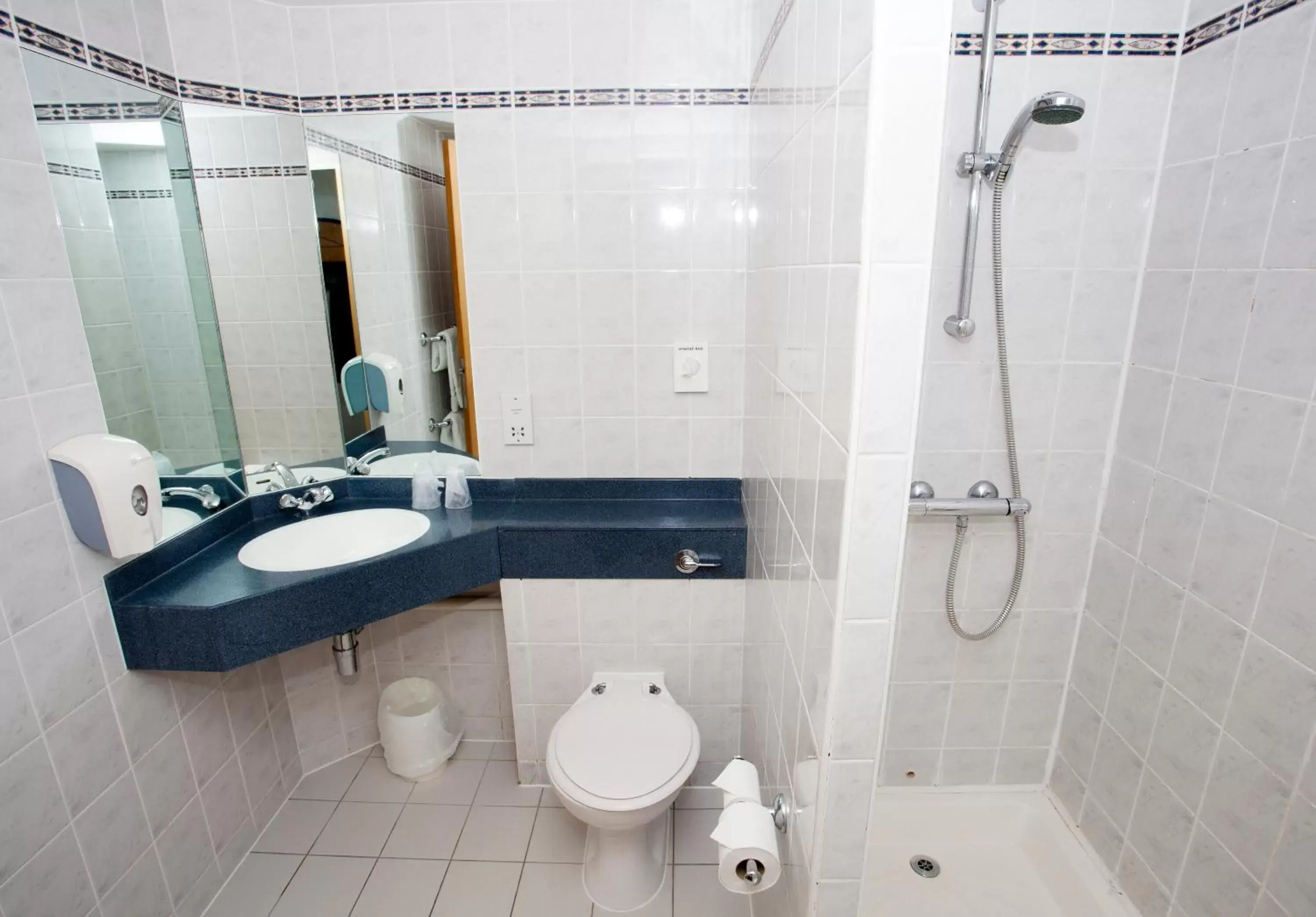 Shower, Bathroom in ibis Cardiff Gate - International Business Park