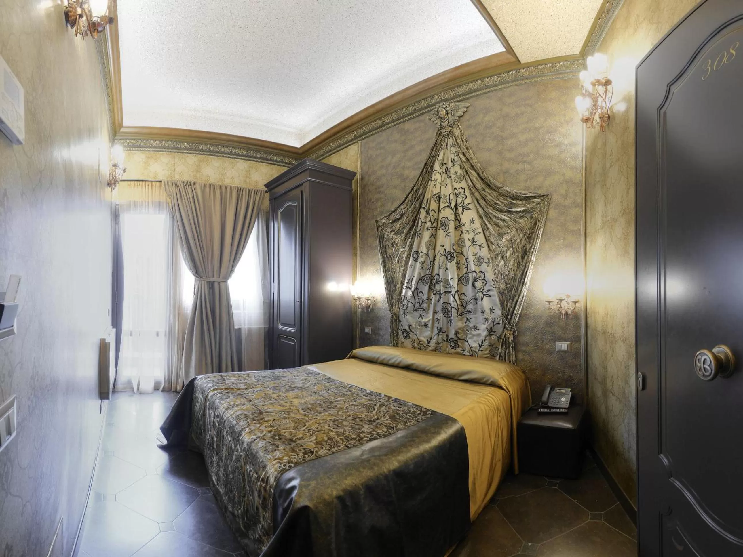 Photo of the whole room, Bed in Antica Dimora Delle Cinque Lune