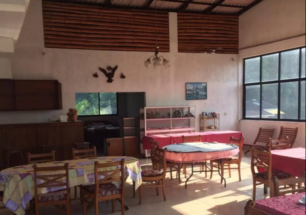 Restaurant/places to eat in Majestic Tourist Hotel