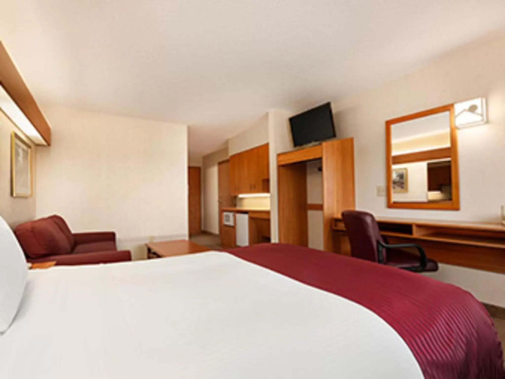 Photo of the whole room, Bed in Microtel Inn & Suites by Wyndham Ann Arbor