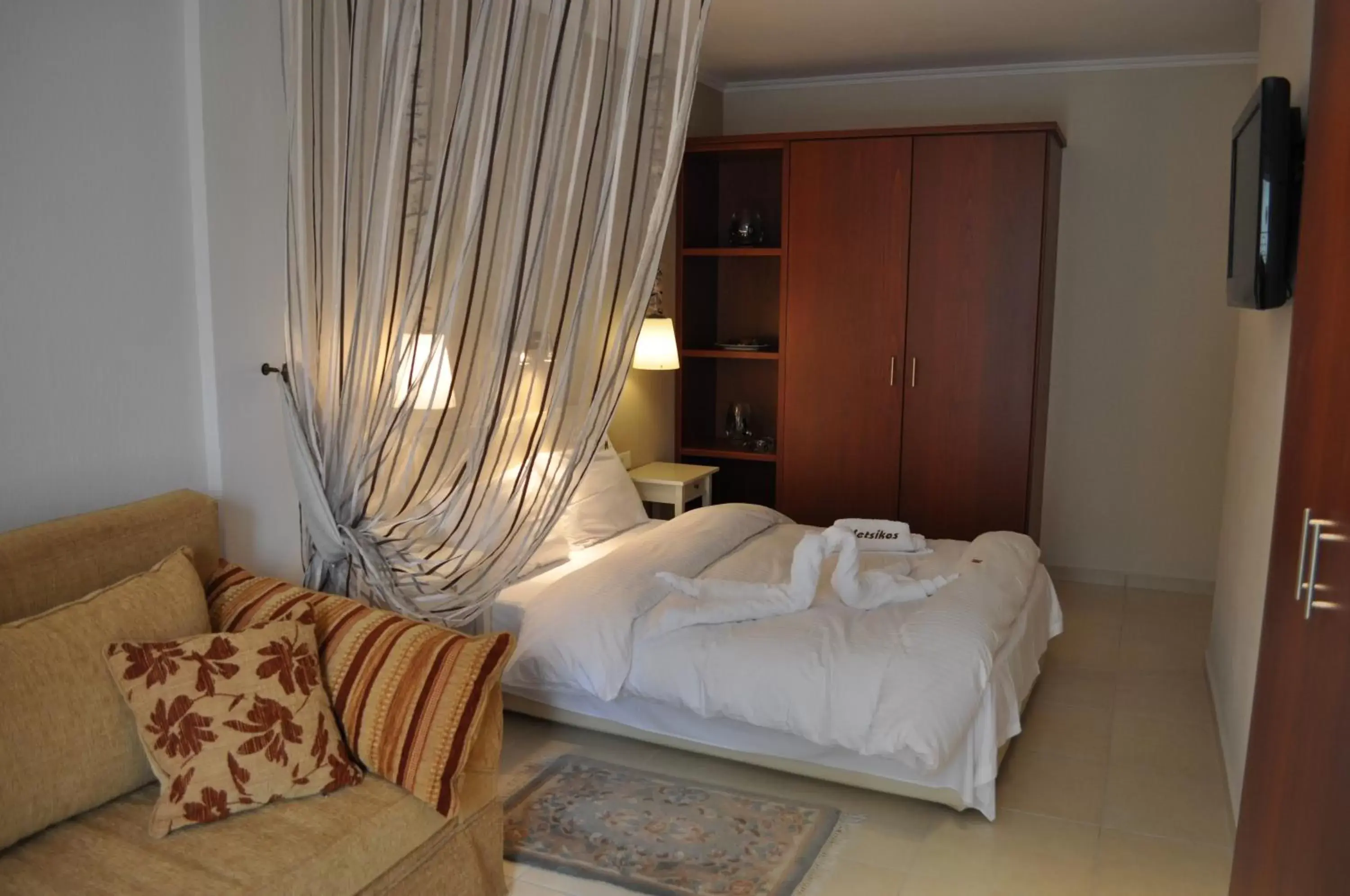 Photo of the whole room, Bed in Metsikas Residence