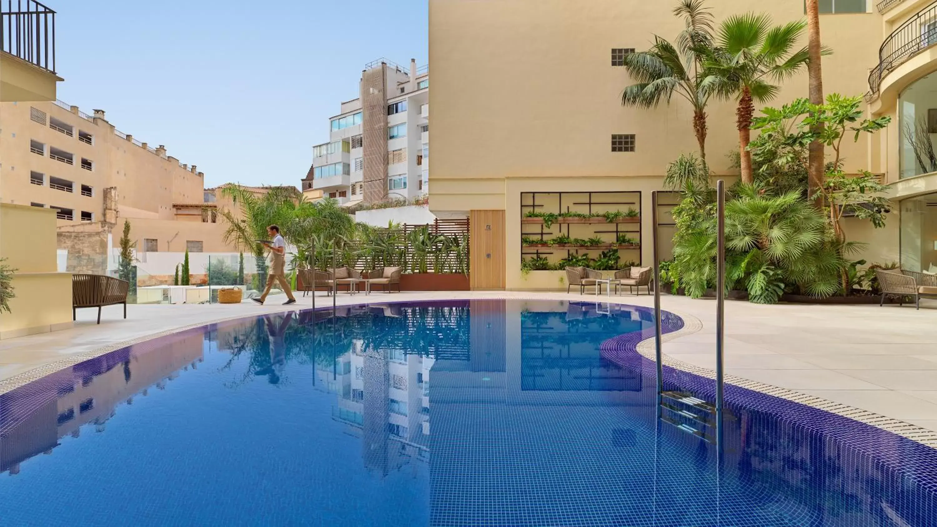 Swimming Pool in Hotel Saratoga