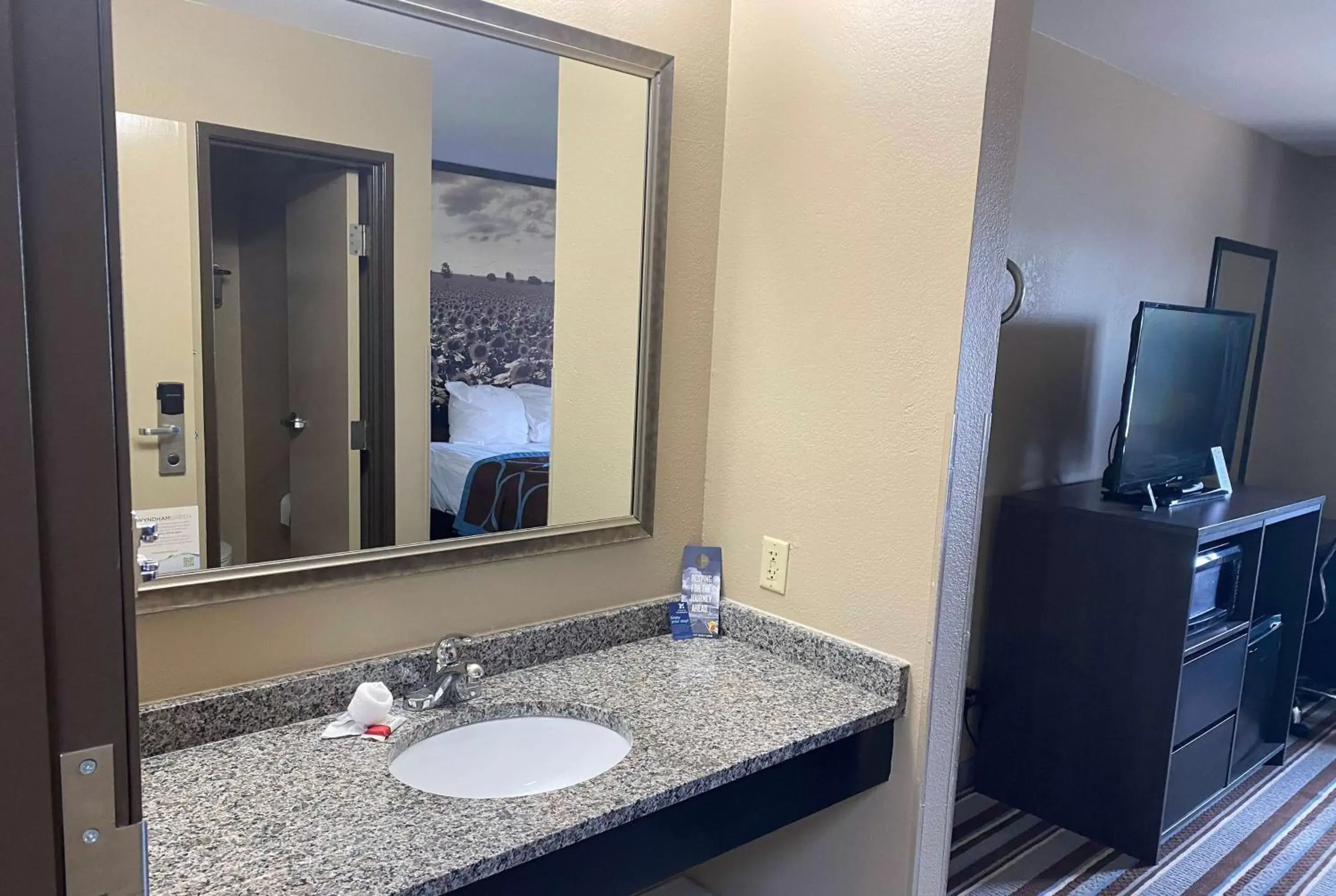 TV and multimedia, Bathroom in Super 8 by Wyndham Independence