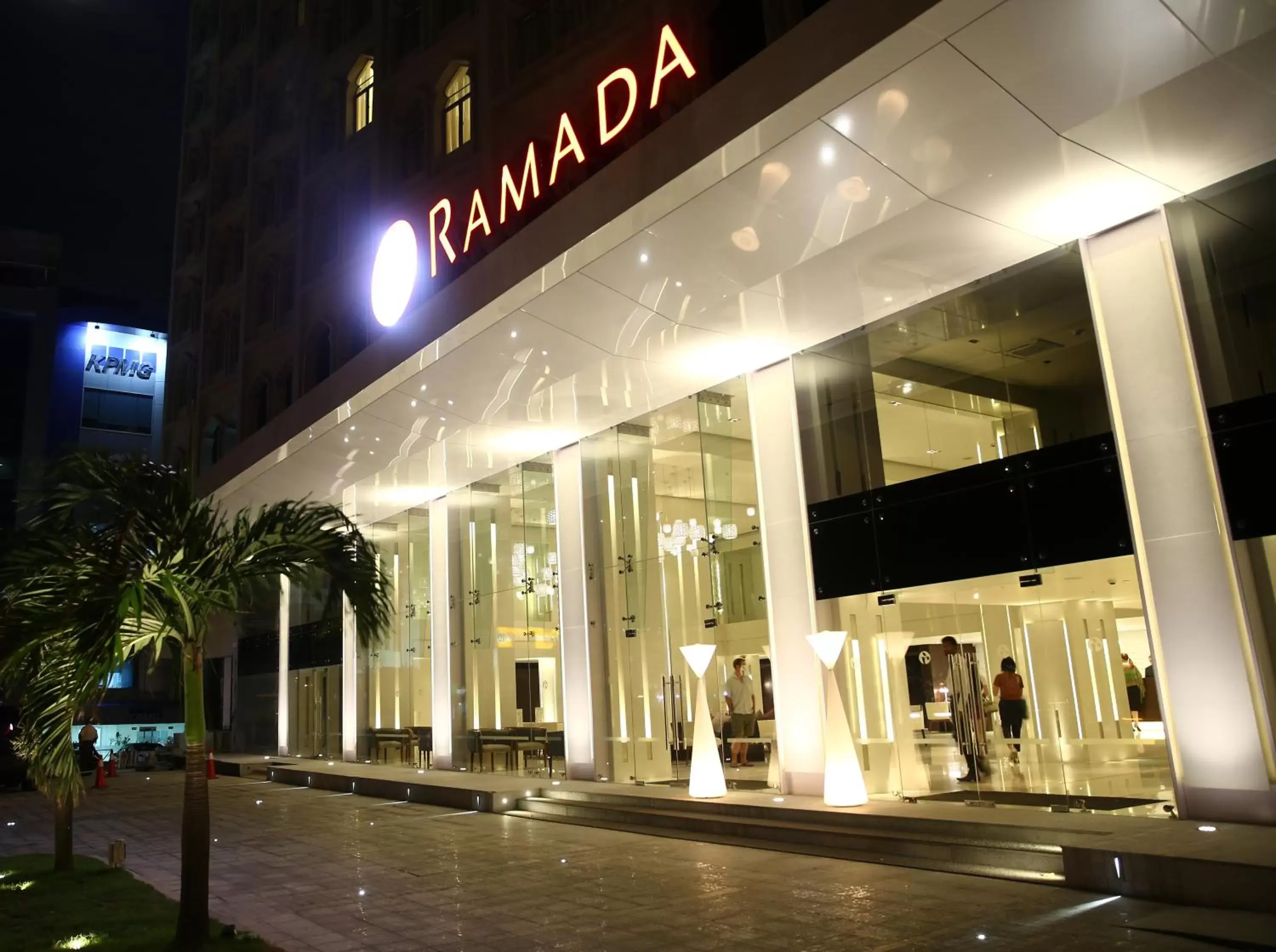 Facade/entrance in Ramada Colombo Facade/entrance in Ramada Colombo
