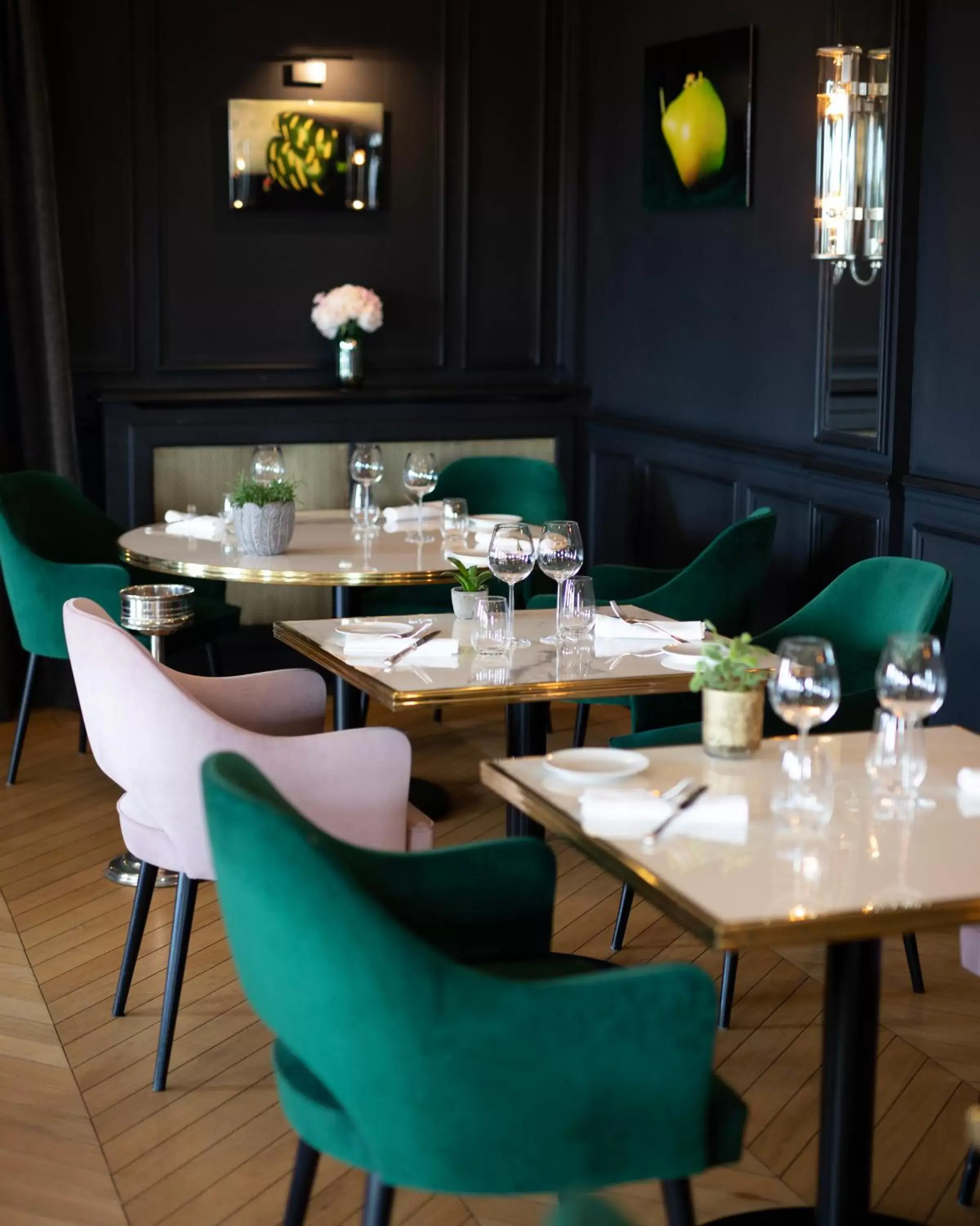 Restaurant/places to eat in Ermitage De Corton - Les Collectionneurs