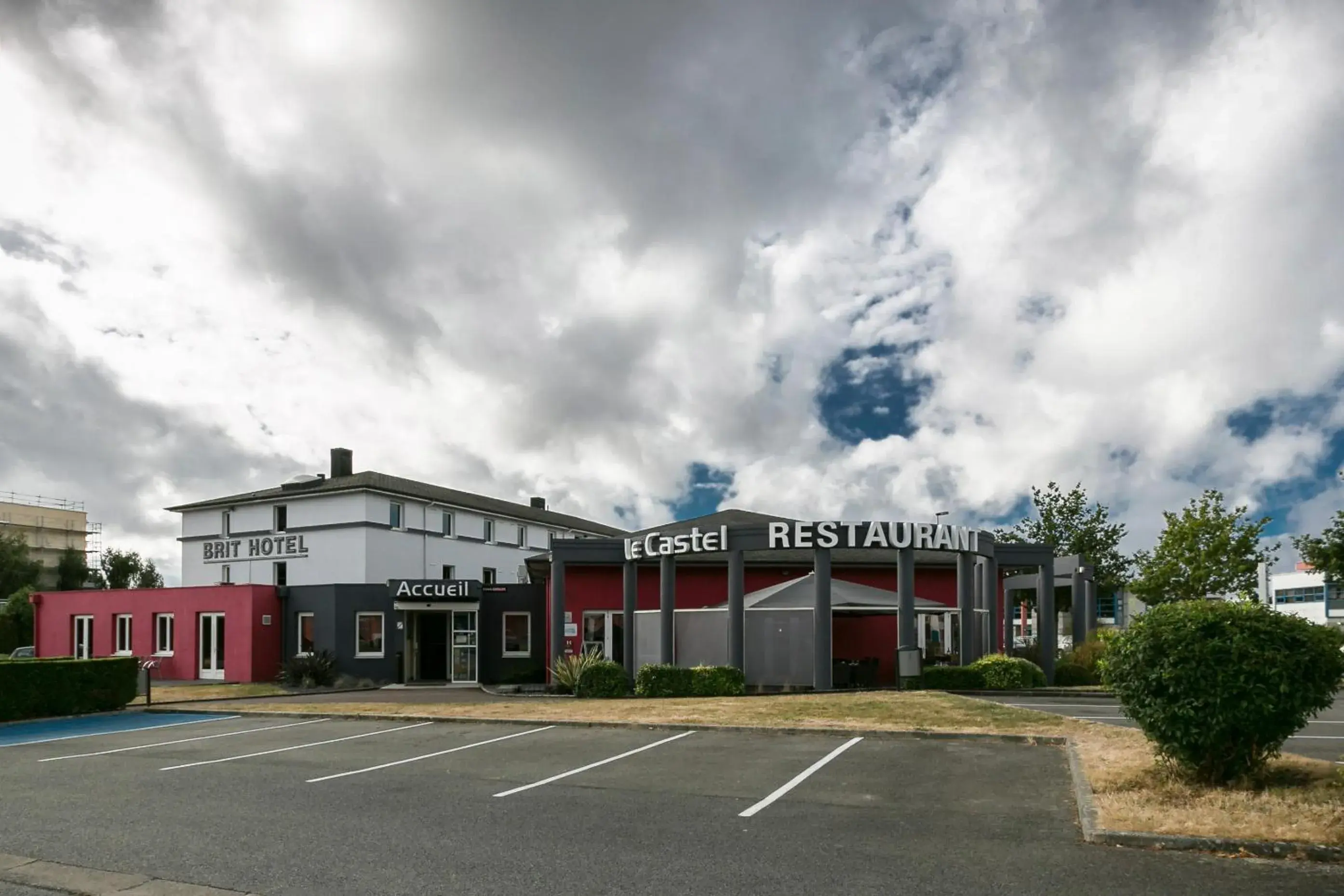 Facade/entrance, Property Building in Brit Hotel Rennes Le Castel