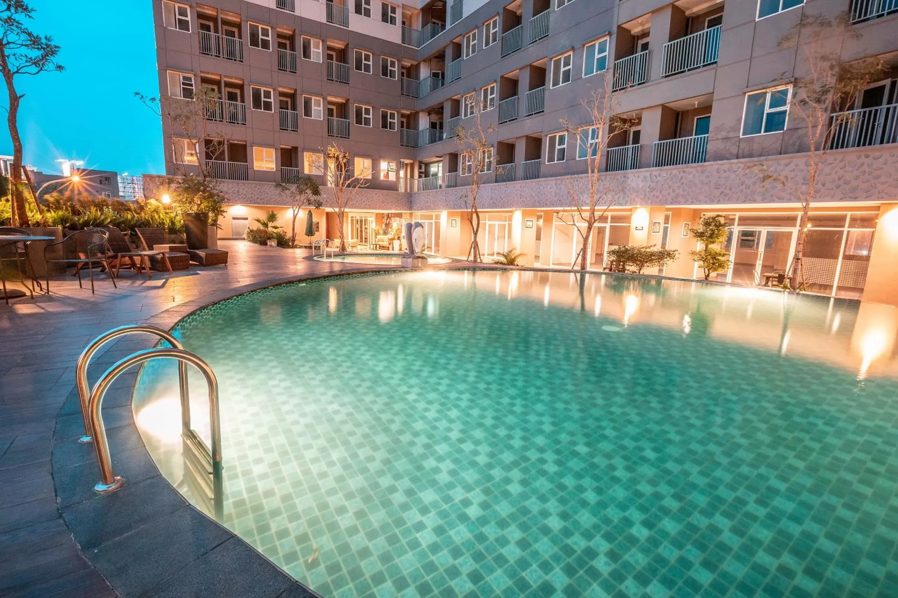 Swimming Pool in Flagship 728 Baileys Apartment