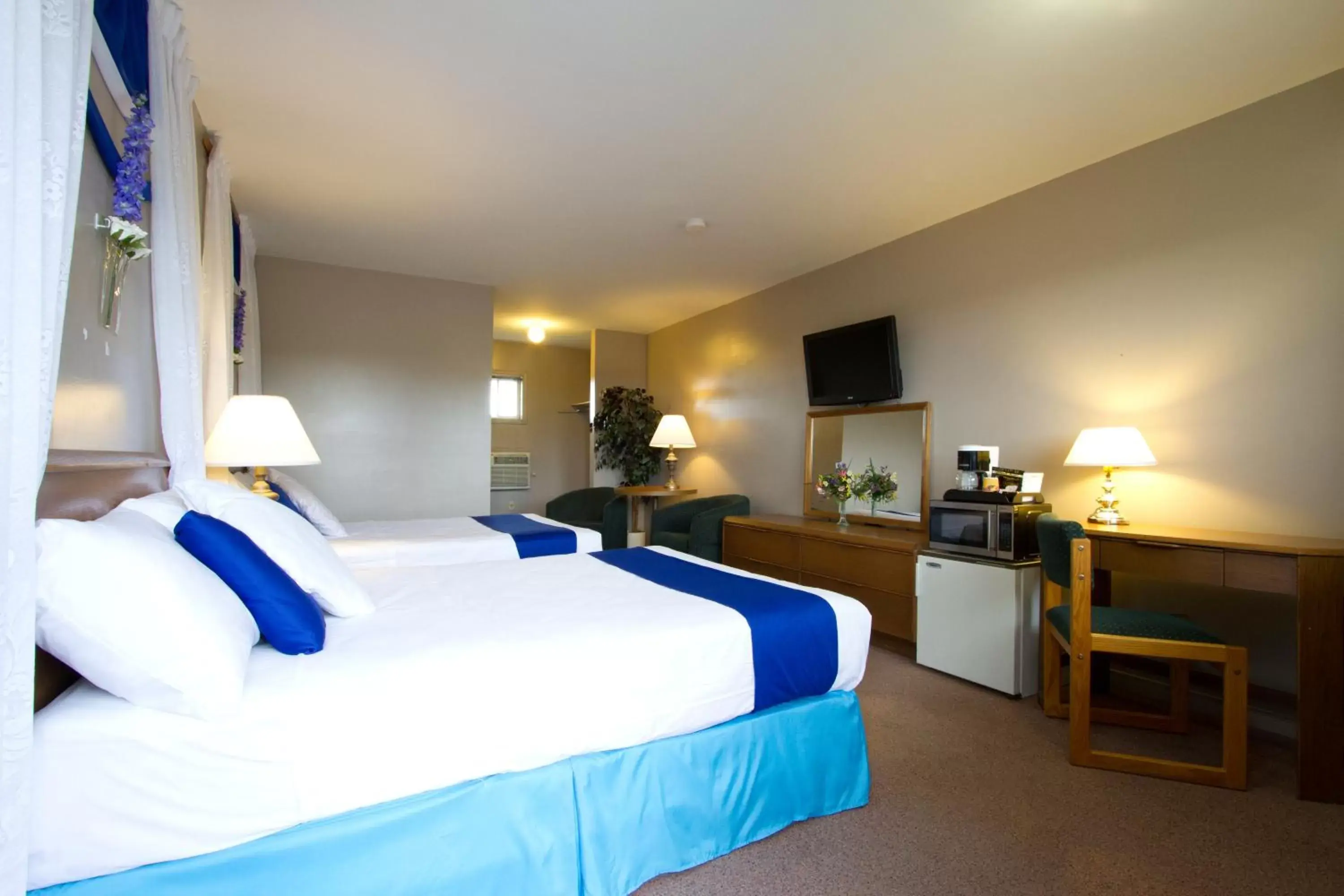 Photo of the whole room, Bed in Knights Inn Lindsay Photo of the whole room, Bed in Knights Inn Lindsay