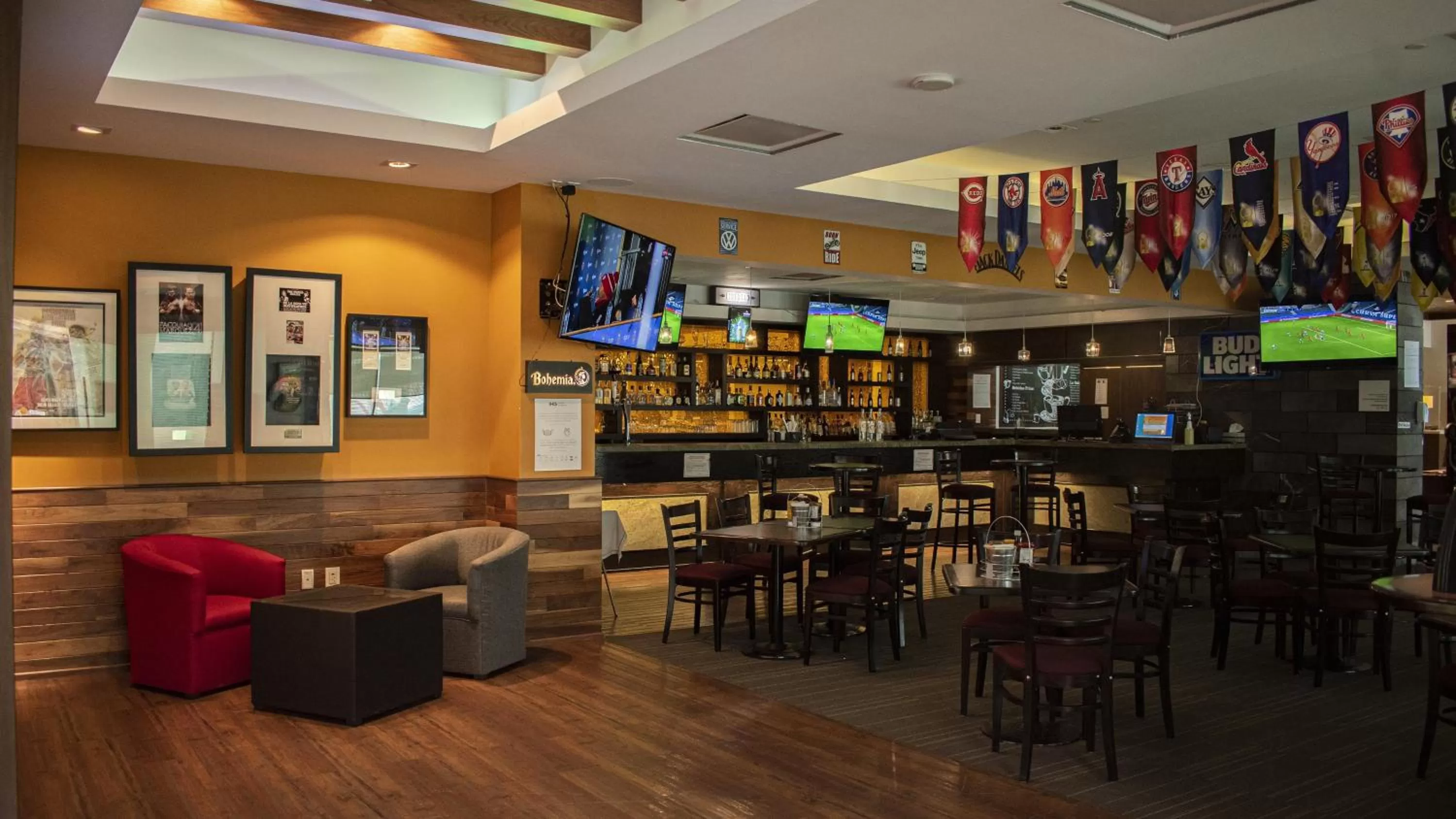 Lounge or bar in Holiday Inn & Suites Plaza Mayor by IHG