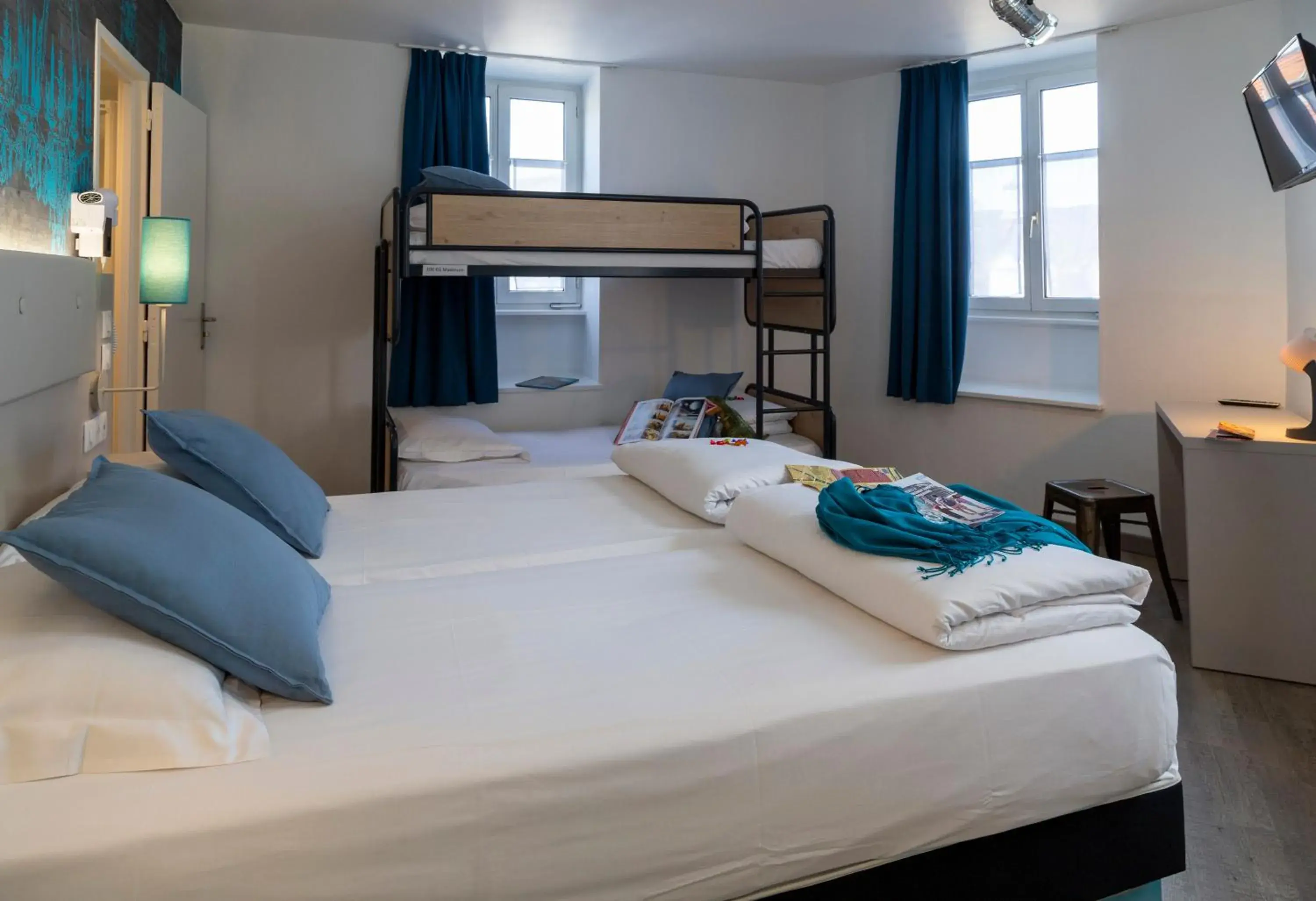 Photo of the whole room, Bunk Bed in Hotel Victoria