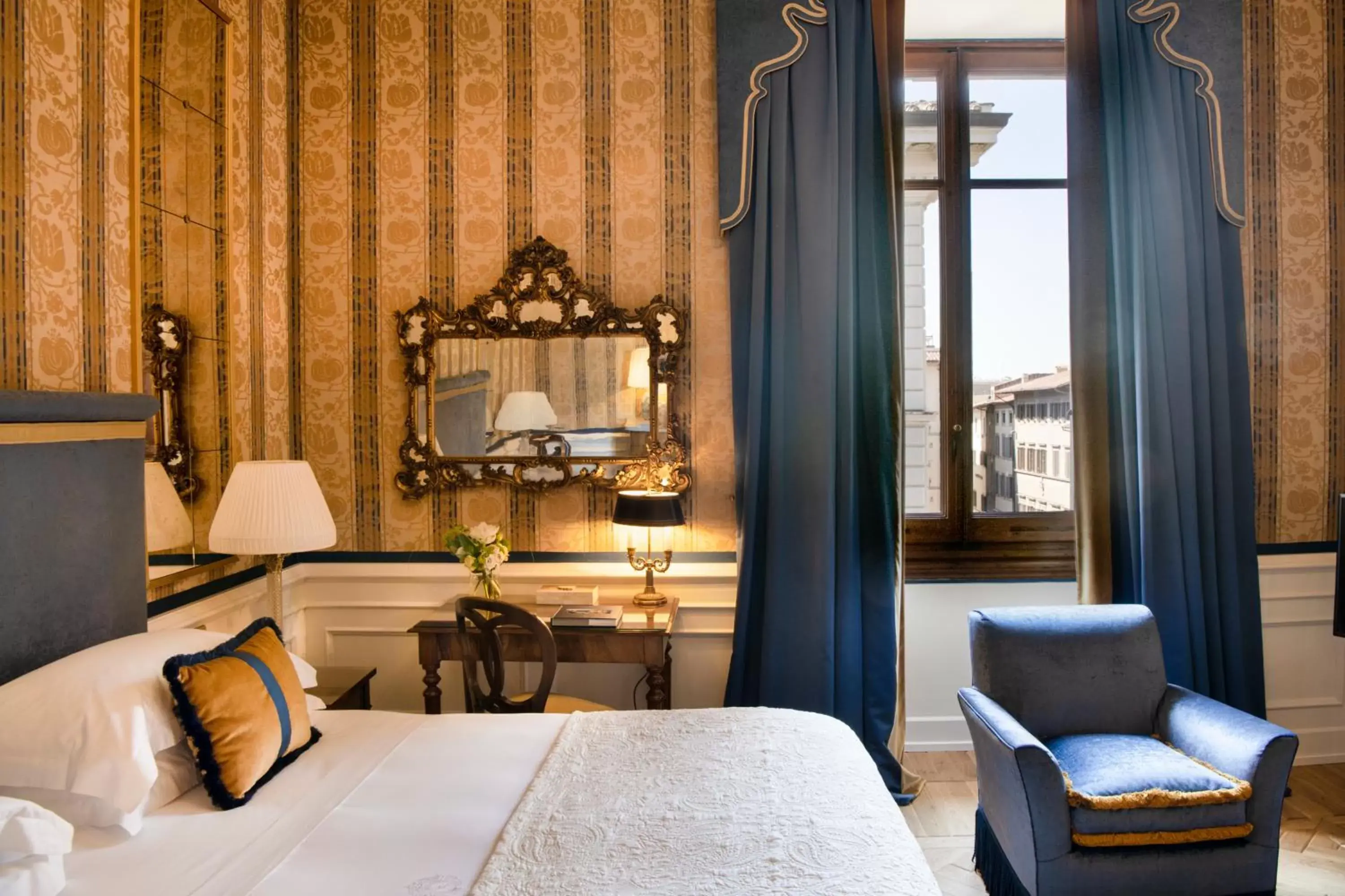 Bed in Helvetia&Bristol Firenze – Starhotels Collezione