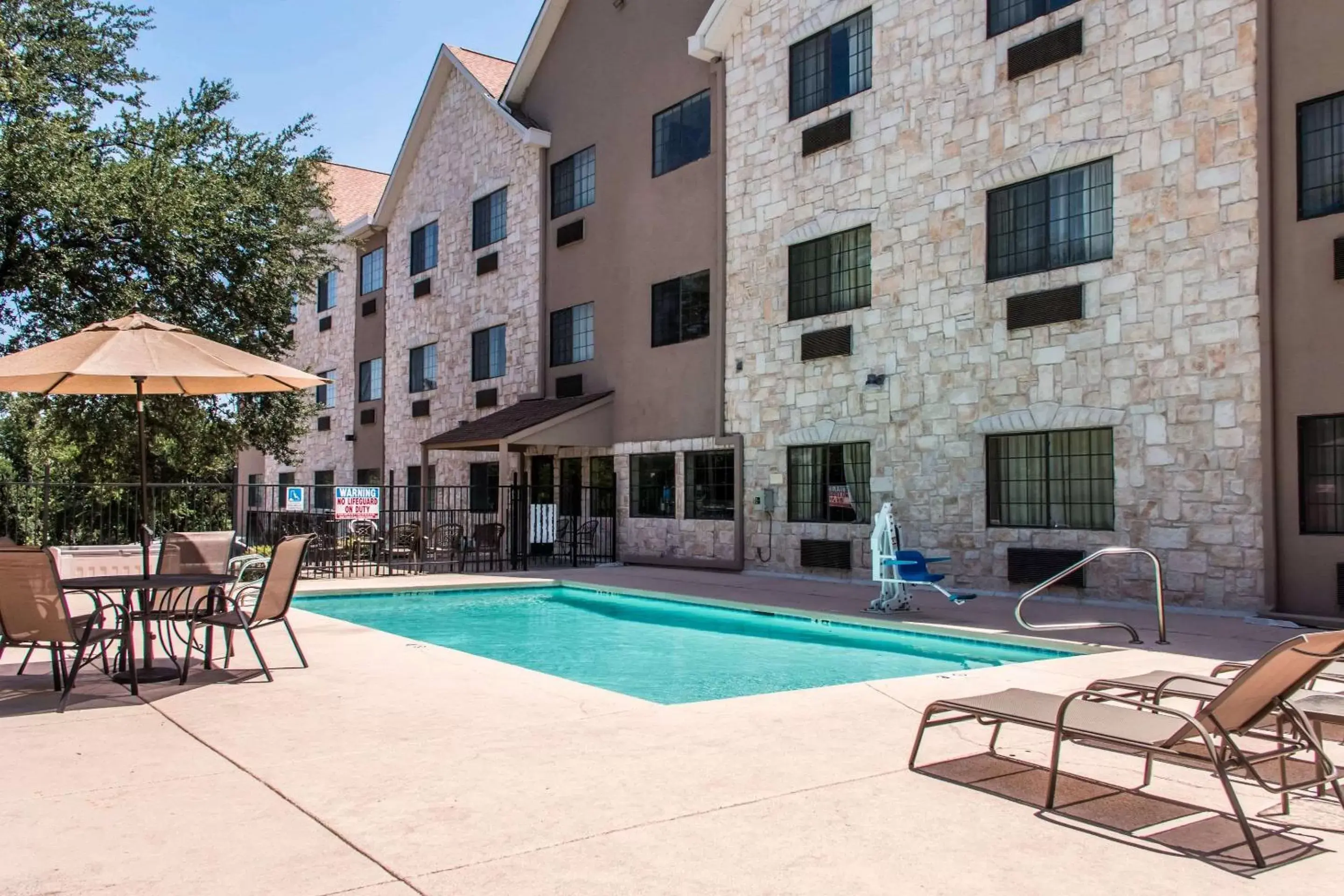 Swimming Pool in Comfort Suites Round Rock - Austin North I-35