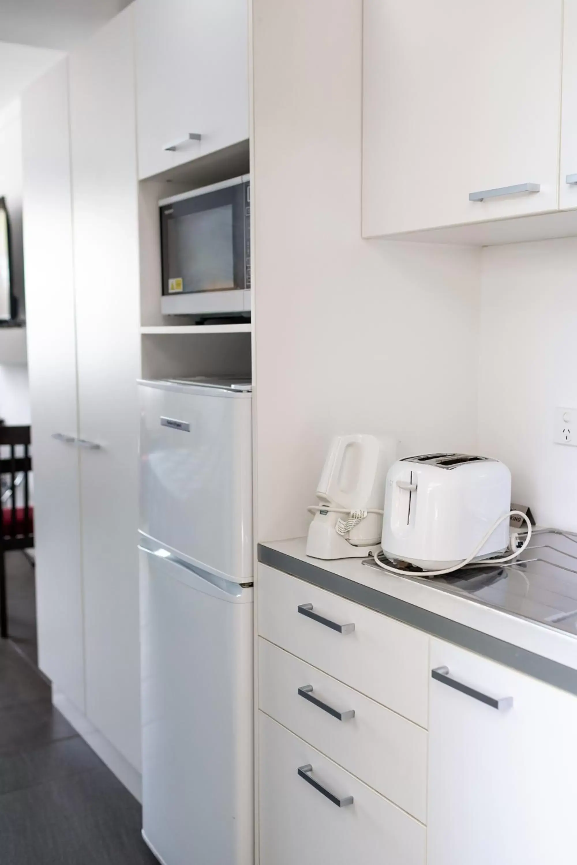 minibar, Kitchen/Kitchenette in Route 66 Motor Inn