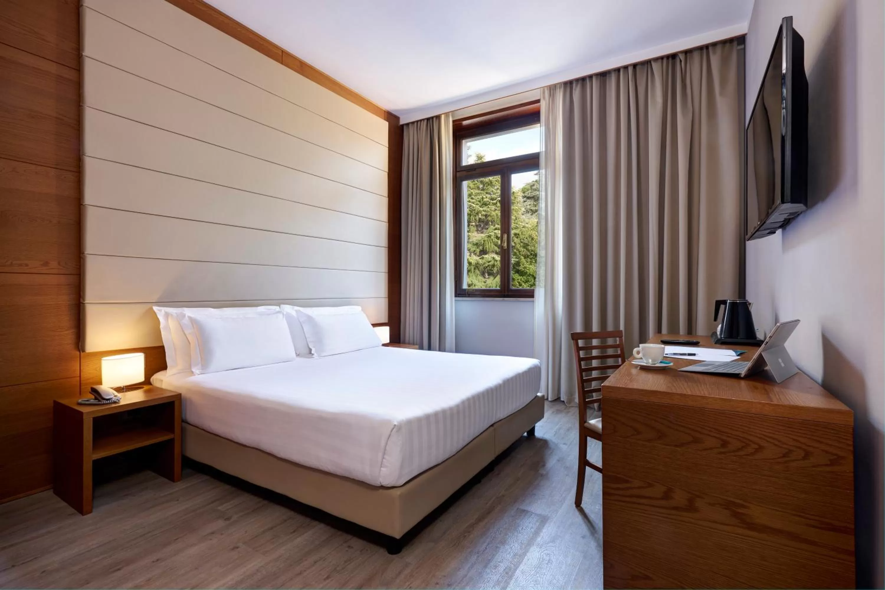 Bedroom, Bed in Occidental Aurelia