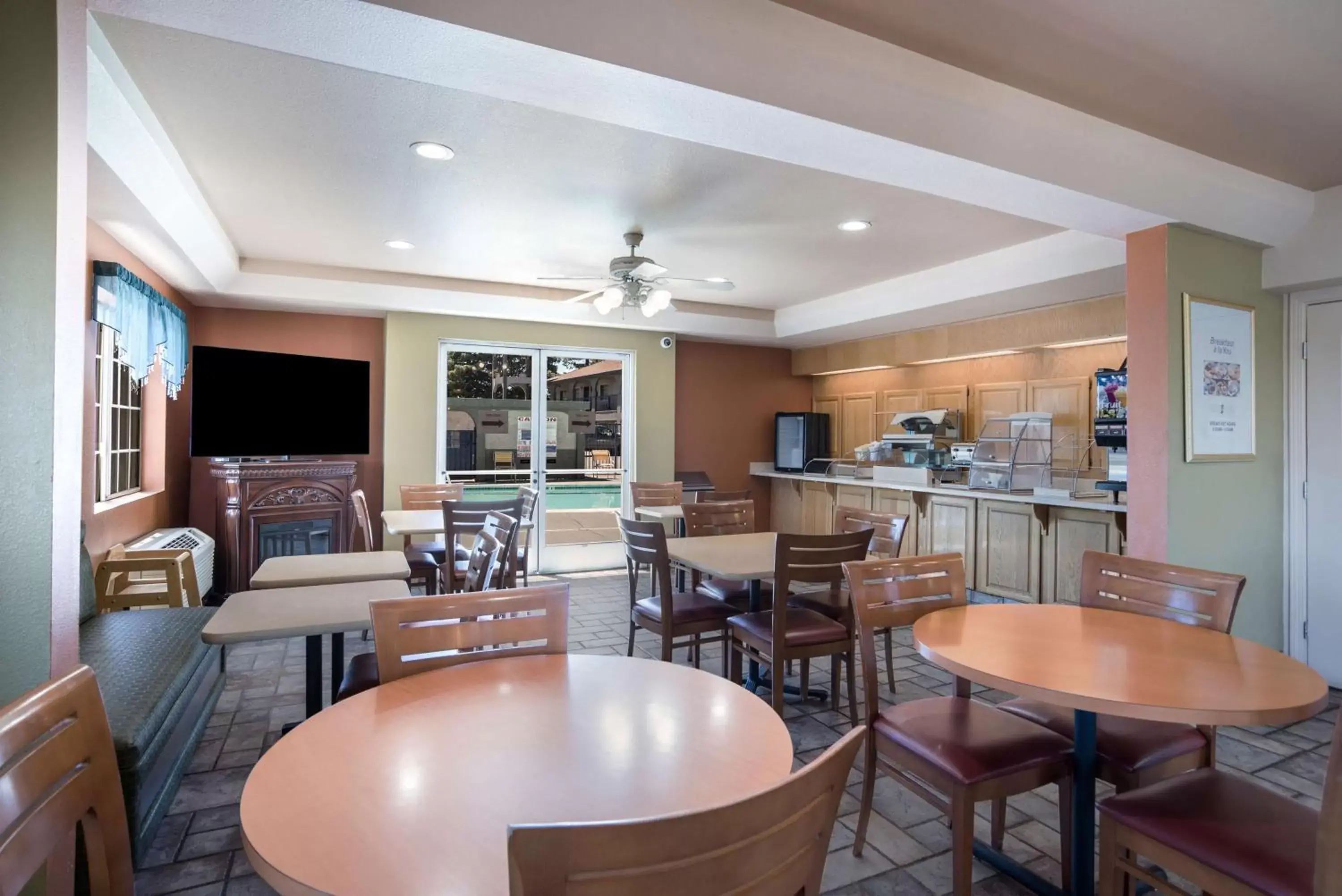 Breakfast, Lounge/Bar in SureStay Hotel by Best Western Ukiah