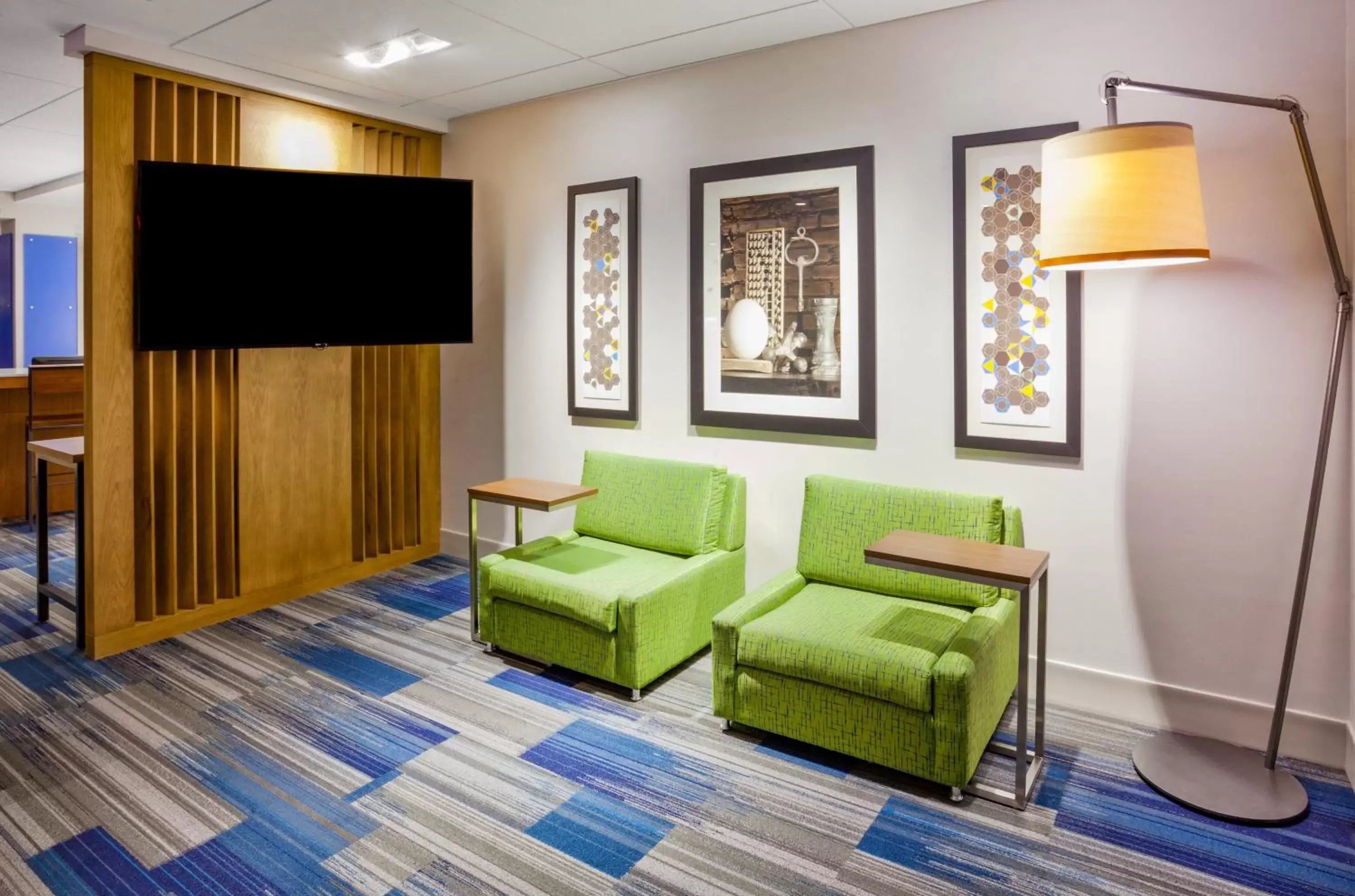 Property building, TV/Entertainment Center in Holiday Inn Express and Suites Des Moines Downtown, an IHG Hotel