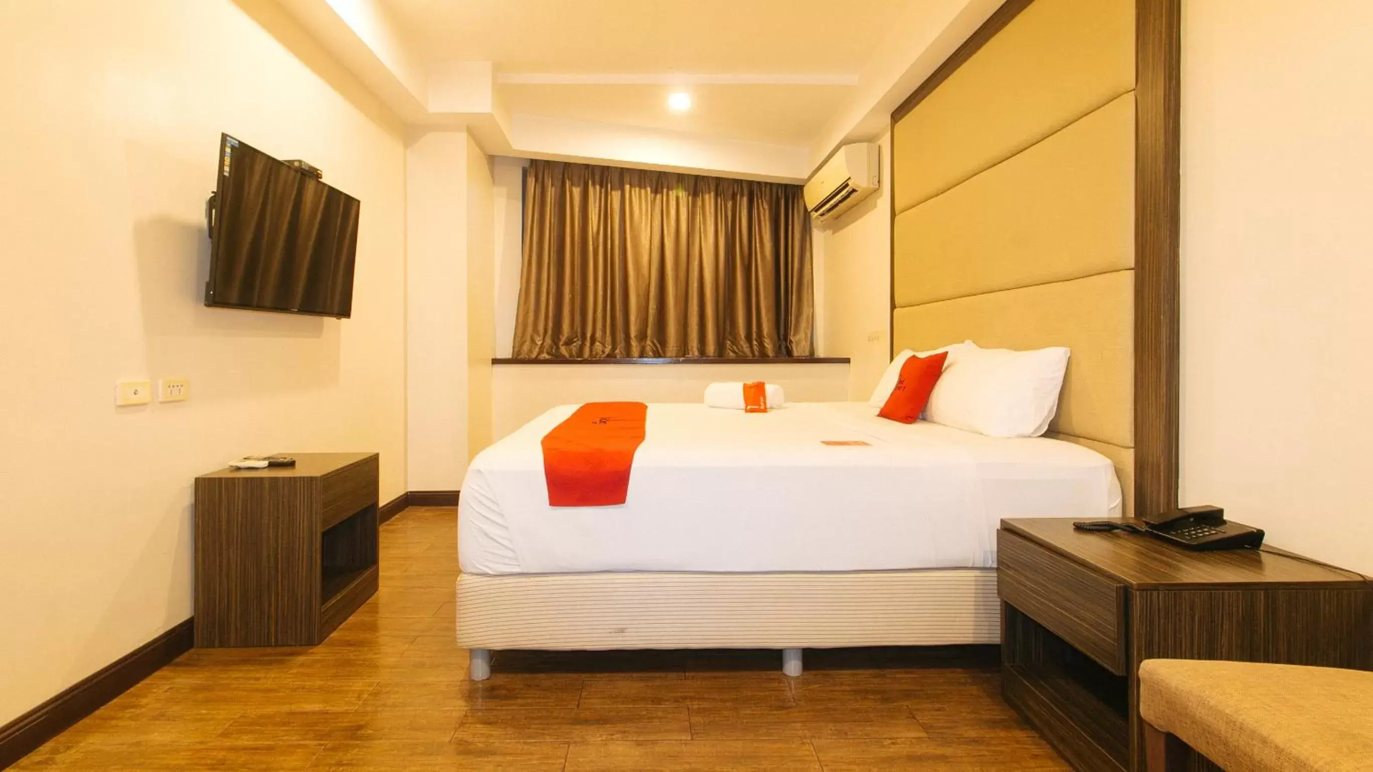 Bed in RedDoorz Premium @ West Avenue Quezon City