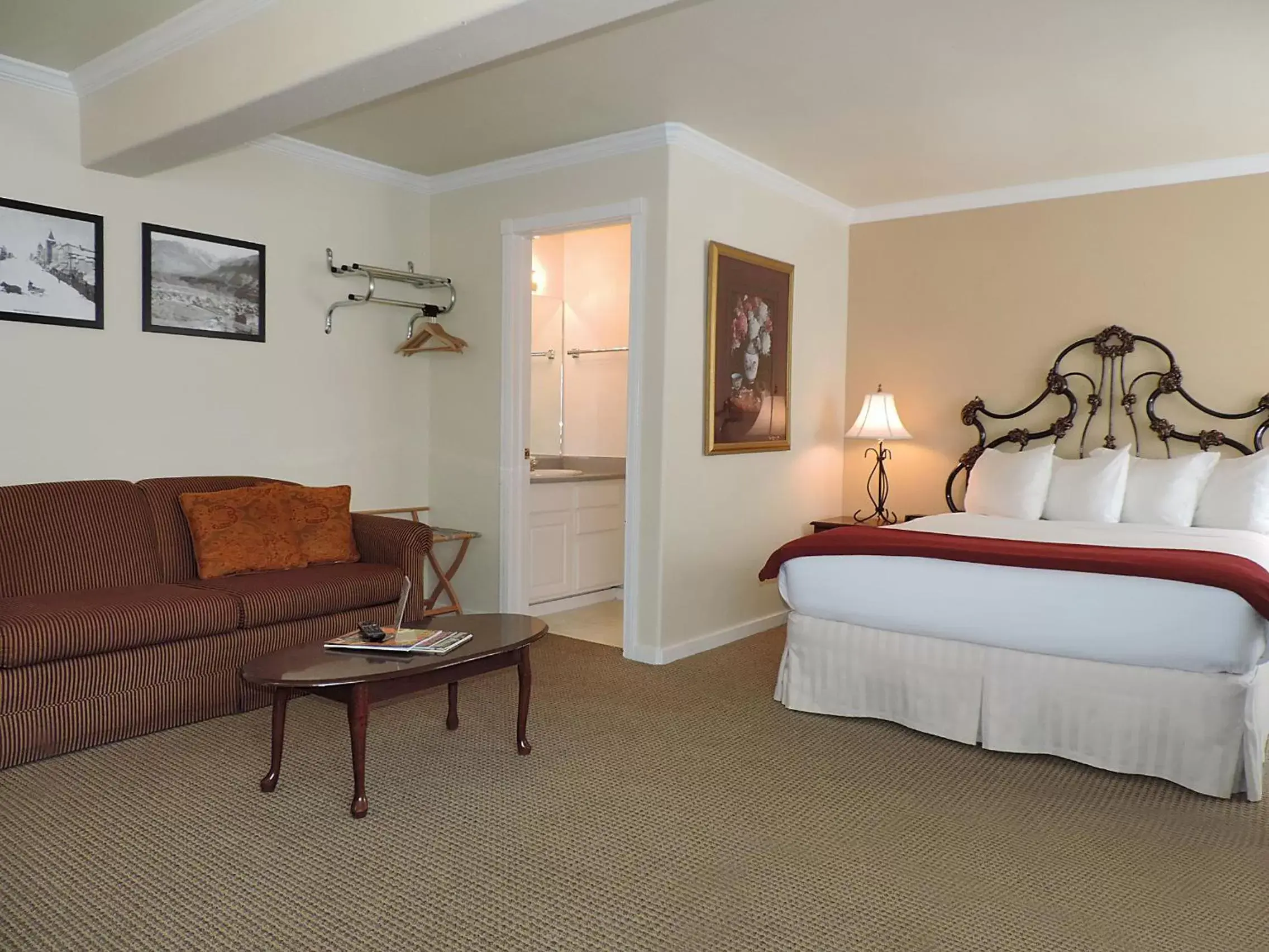 Bedroom in The Victorian Inn