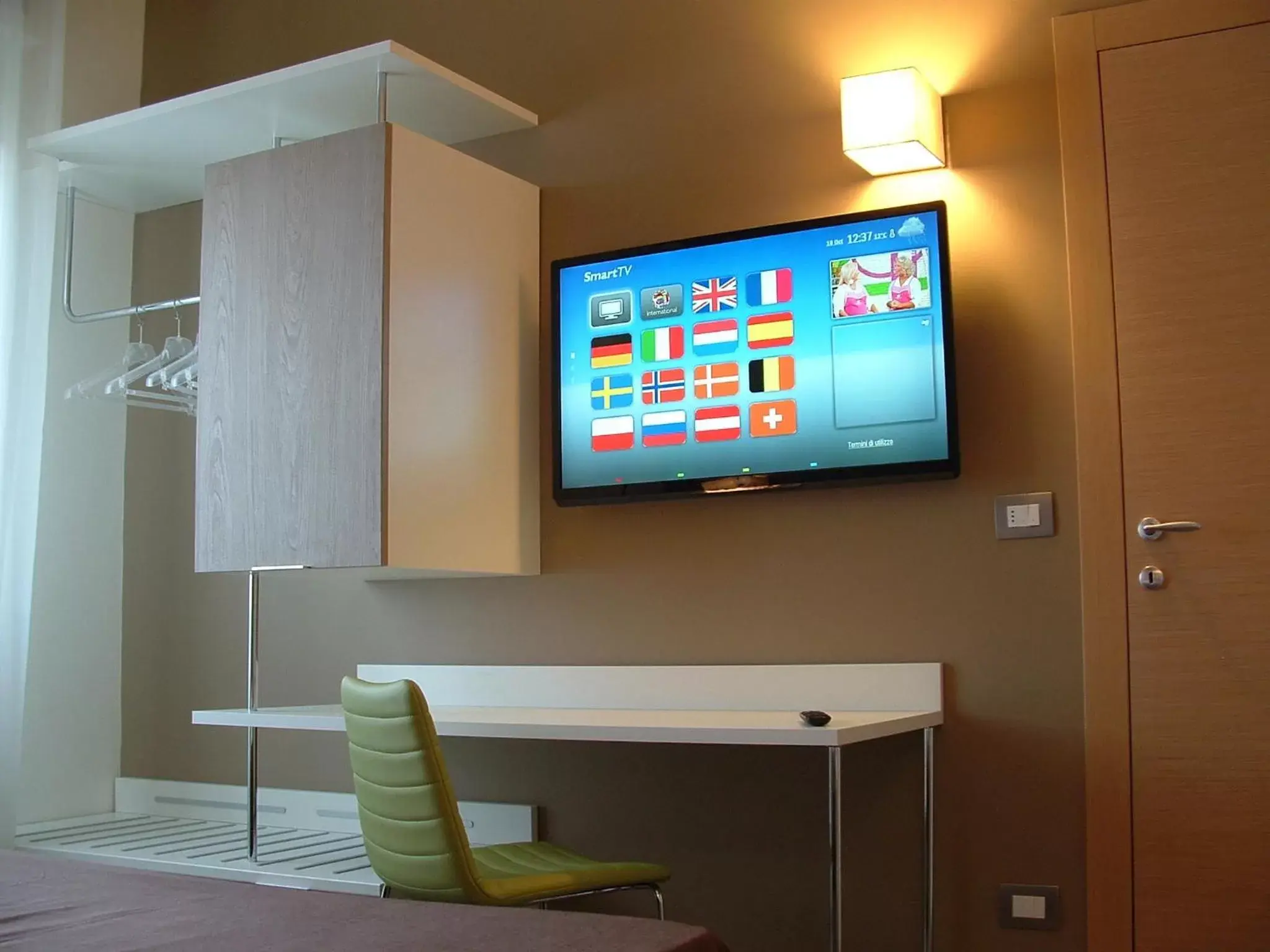 TV and multimedia, TV/Entertainment Center in Hotel Toscana