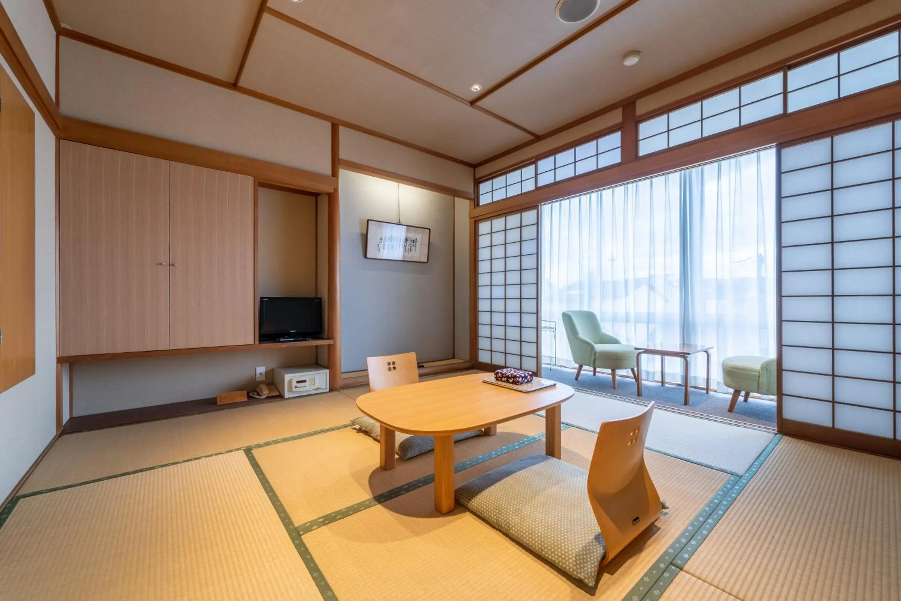 Photo of the whole room, Seating Area in Ryokan Ryokufuso