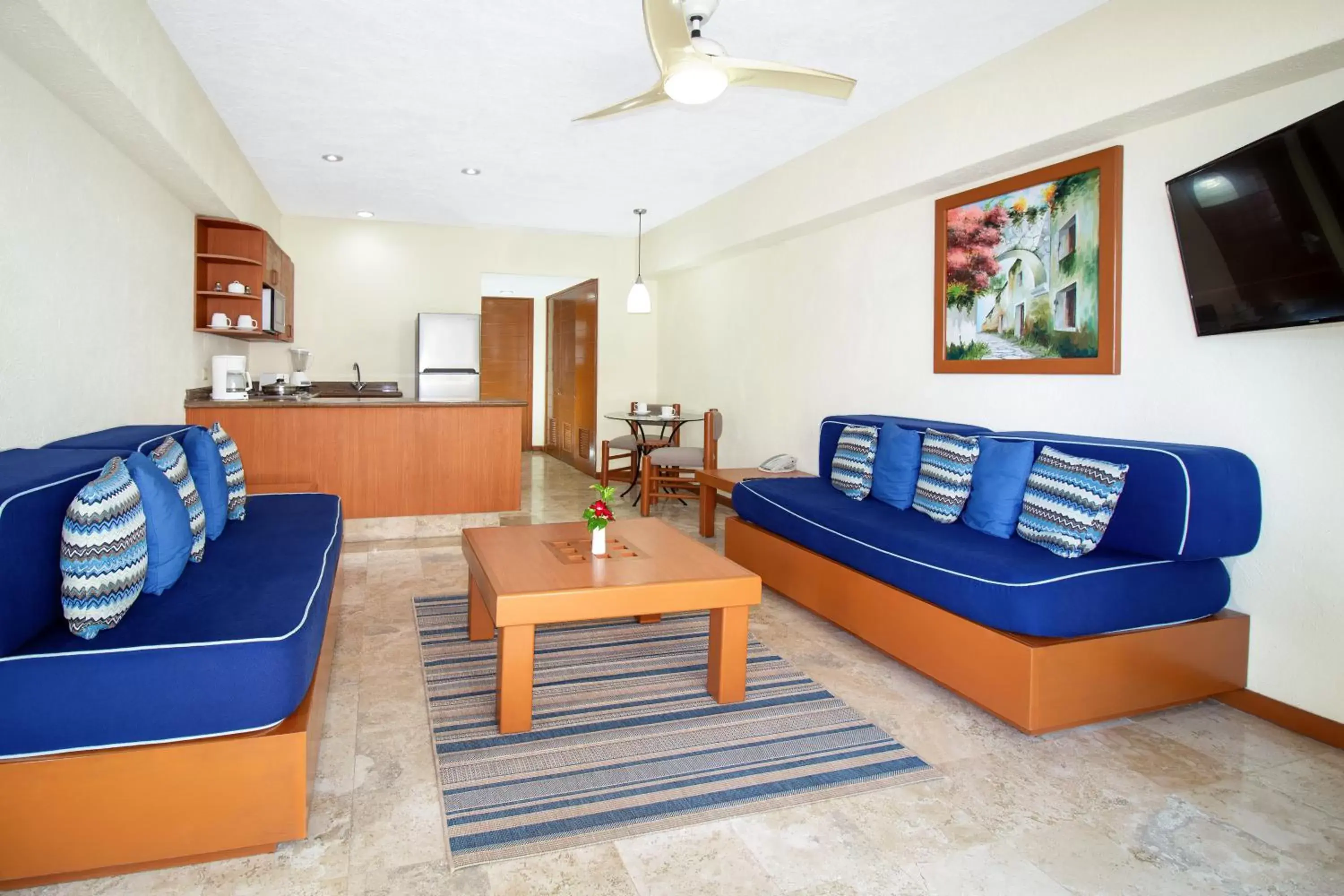 Kitchen or kitchenette, Seating Area in Plaza Pelicanos Grand Beach Resort All Inclusive