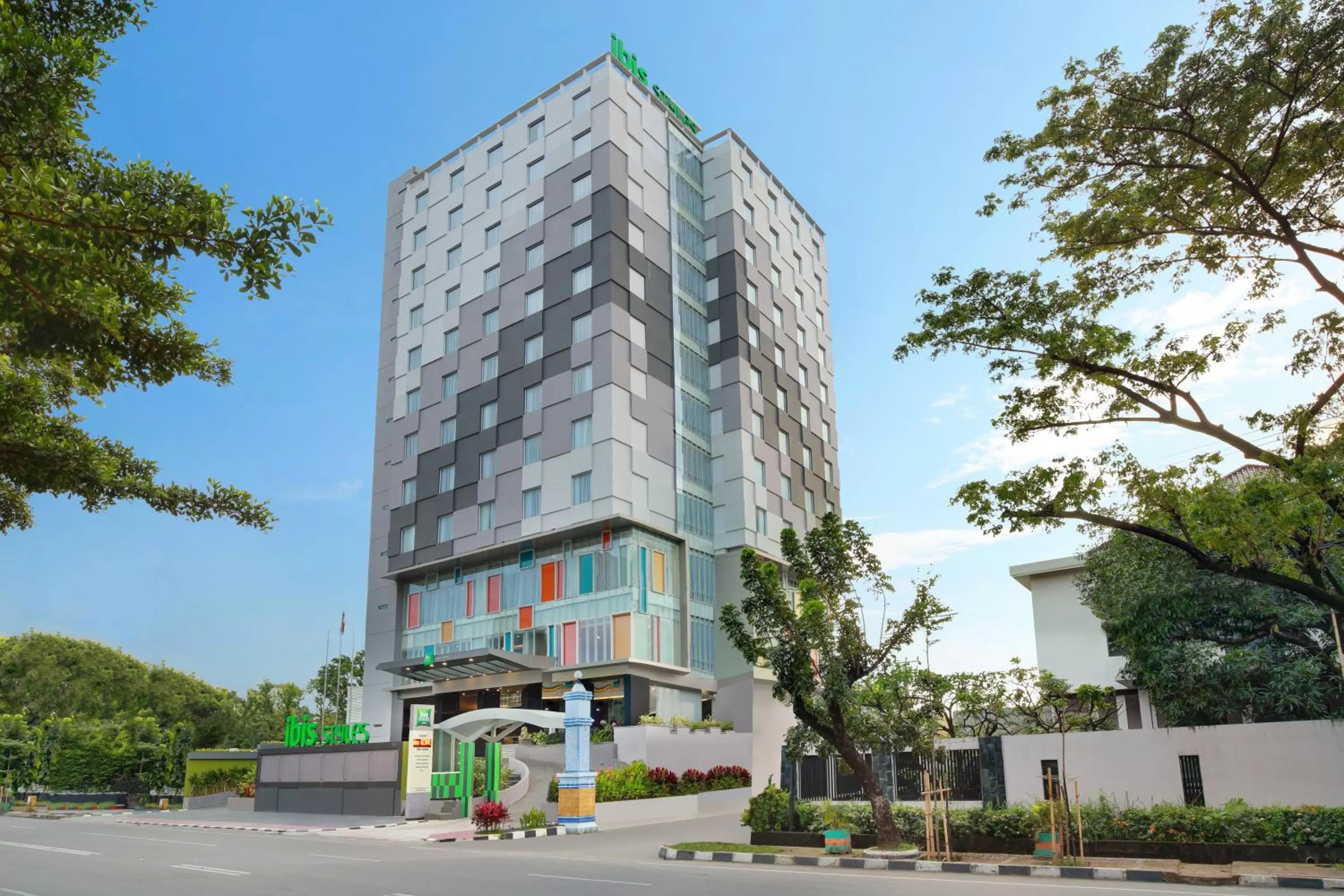Facade/entrance in Ibis Styles Makassar Sam Ratulangi