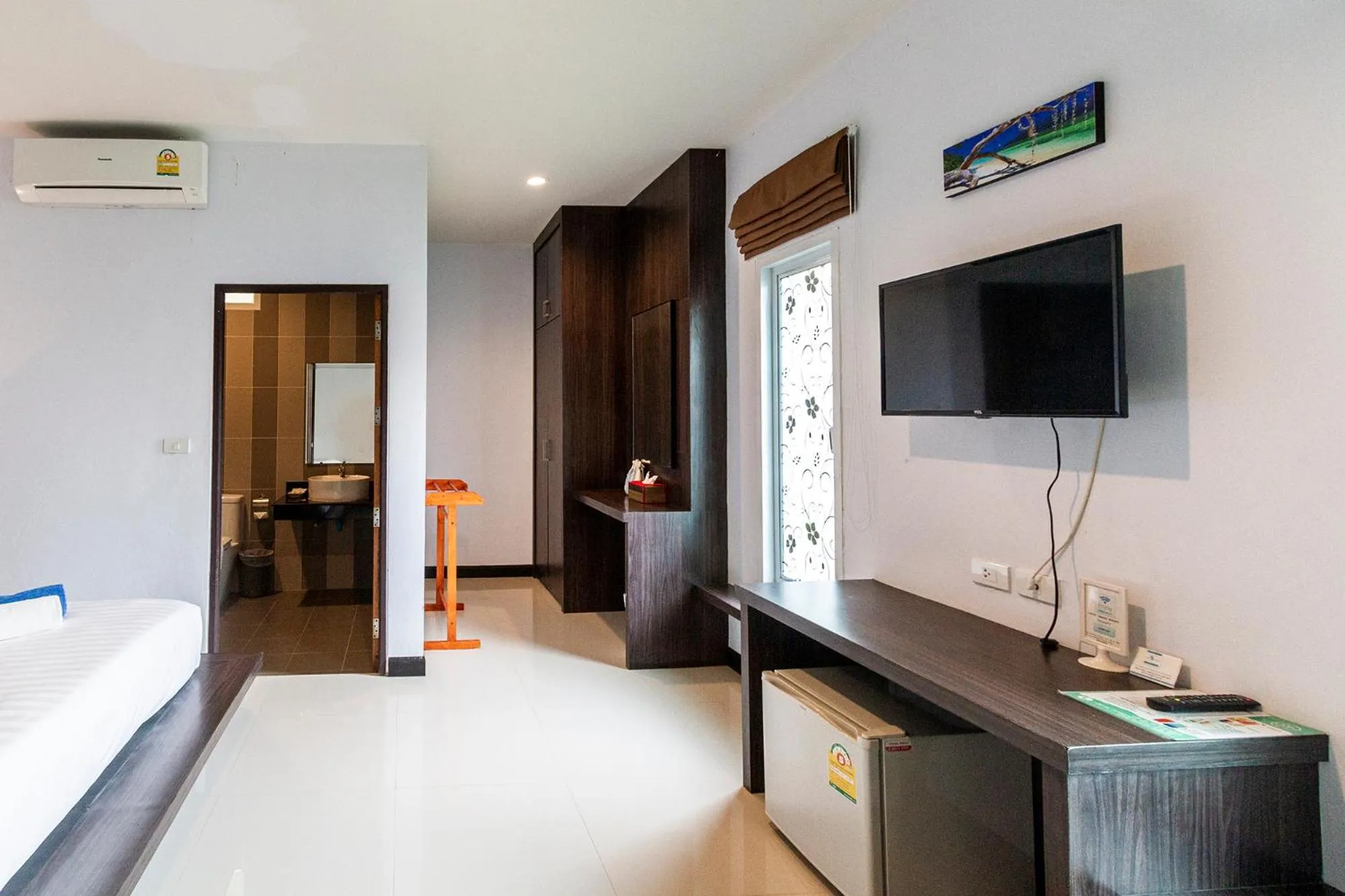 wardrobe, Bed in Lanta Lapaya Resort
