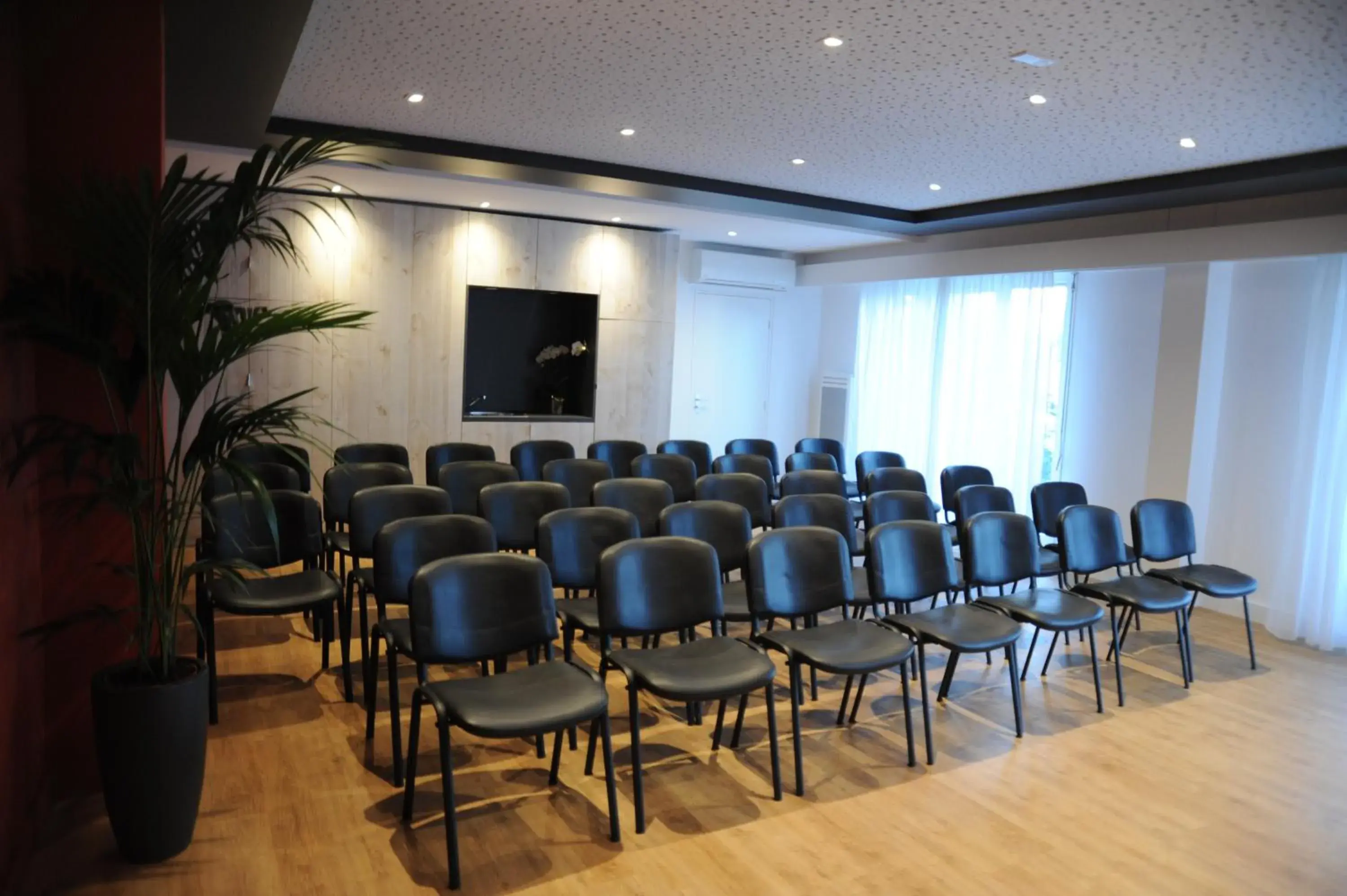 Meeting/conference room in The Originals Boutique, Hotel Admiral's, Les Sables-d'Olonne (Inter-Hotel)