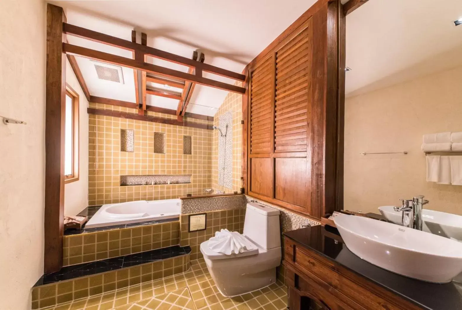 Shower, Bathroom in Phra Singh Village