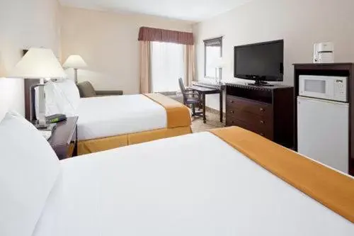 Bed in Holiday Inn Express Carneys Point New Jersey Turnpike Exit 1, an IHG Hotel