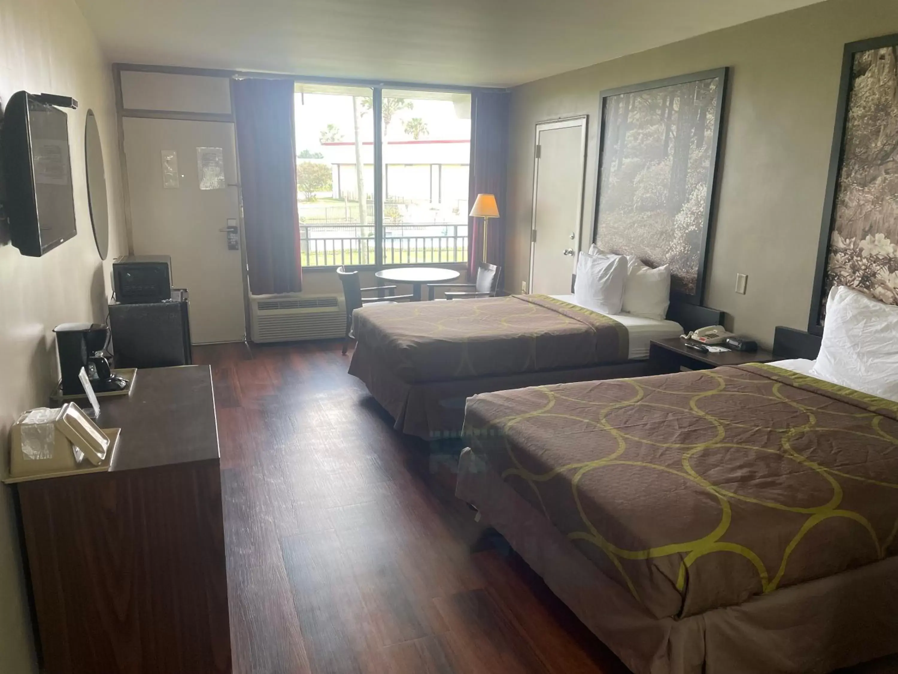 Swimming pool, Bed in Super 8 by Wyndham Valdosta Mall