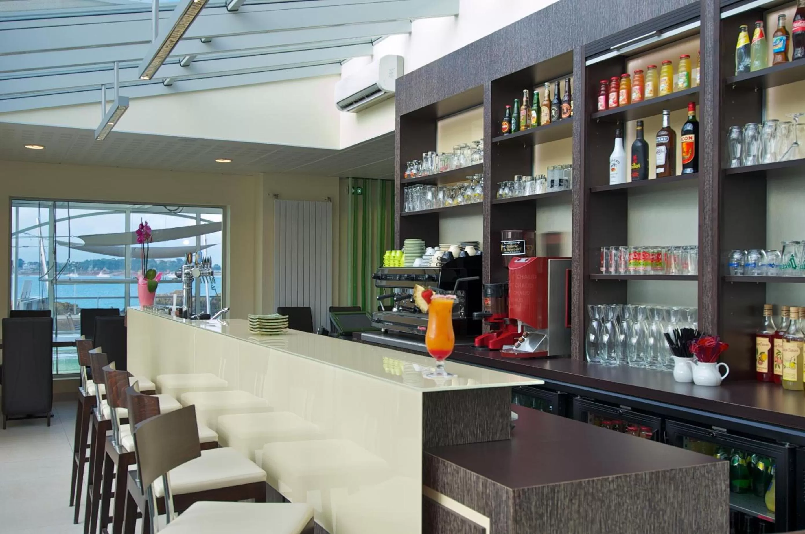 Lounge or bar in Best Western Plus Les Terrasses de Bréhat