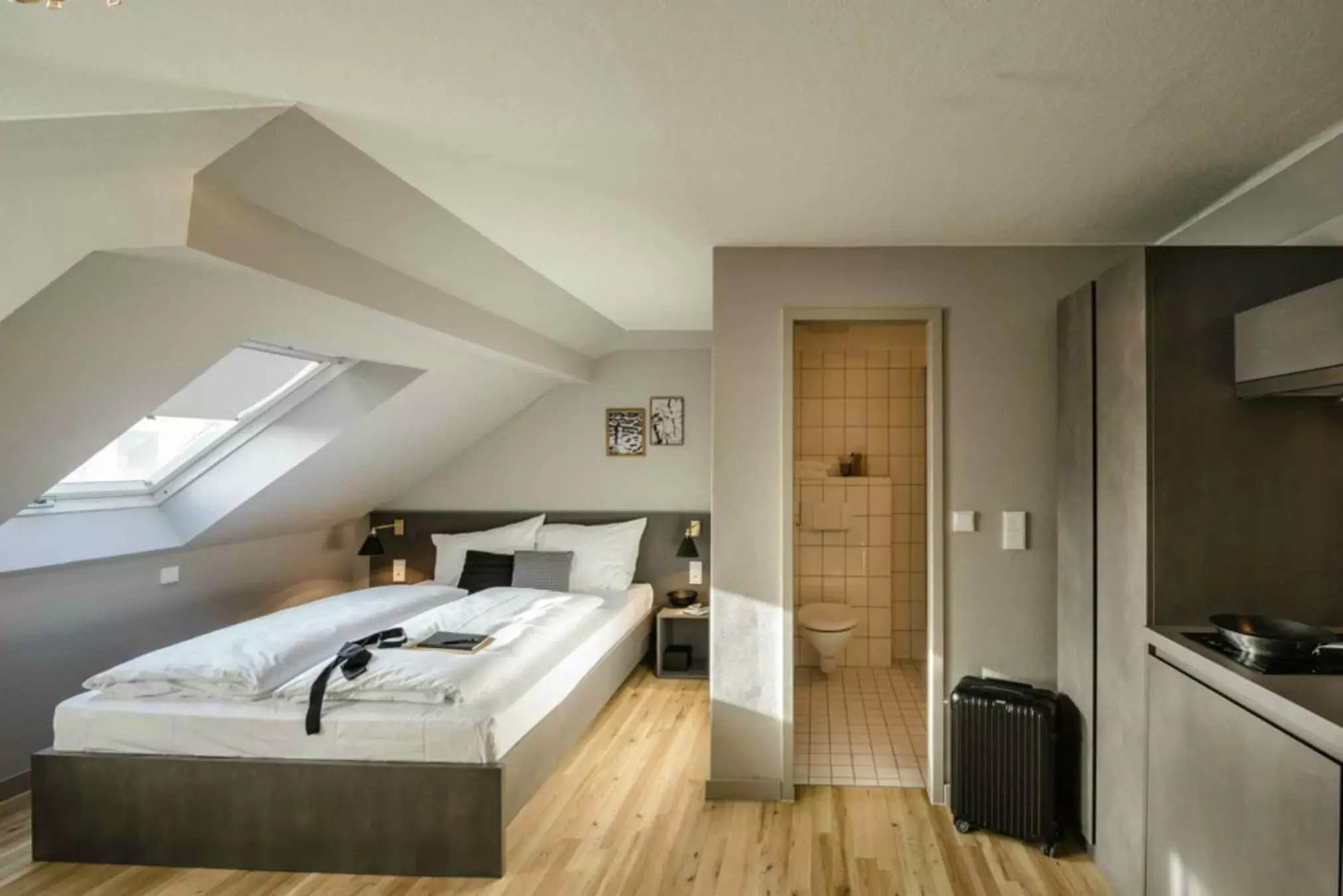 Bathroom, Bed in Bold Hotel Frankfurt Messe