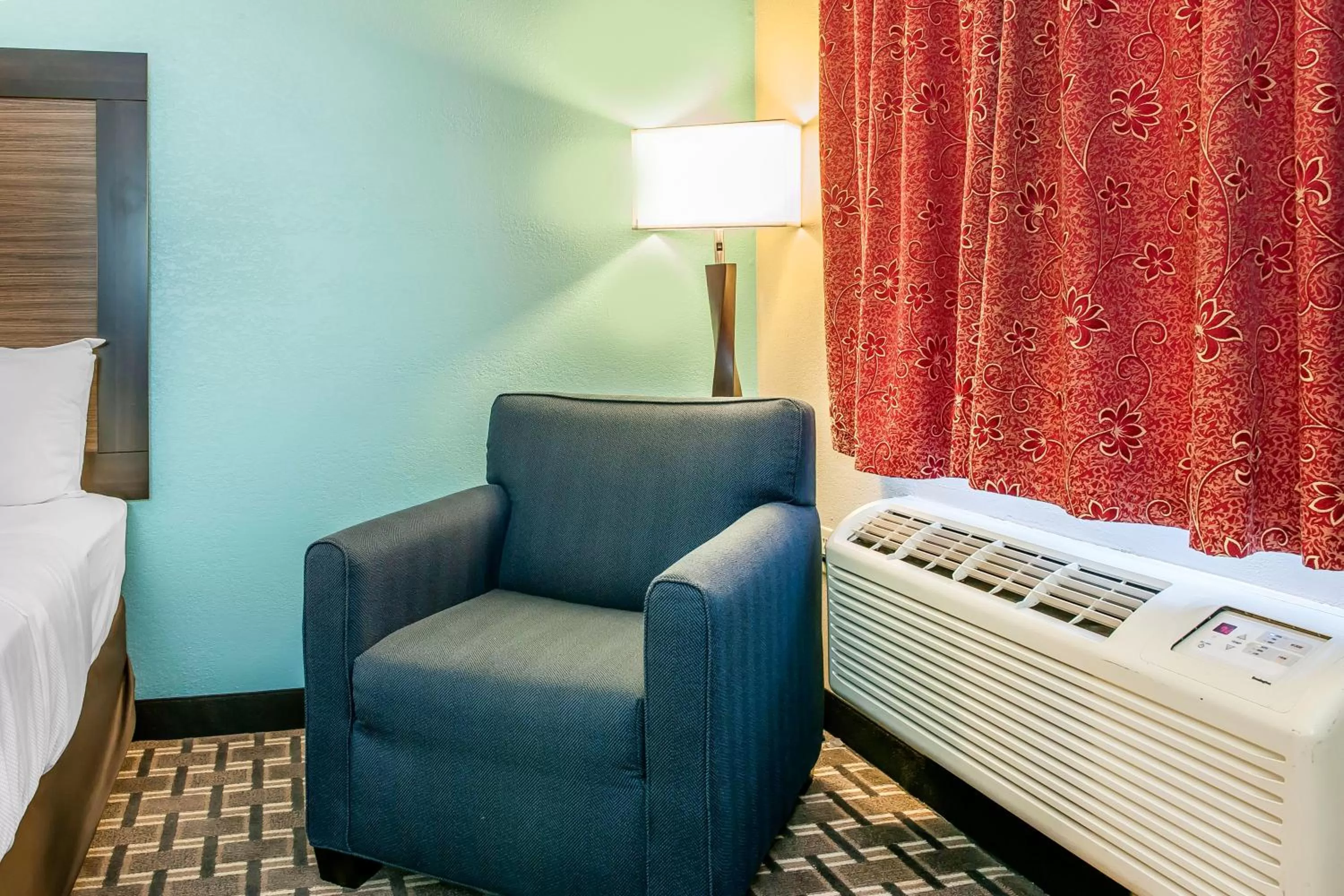 Seating area, Bed in Quality Inn