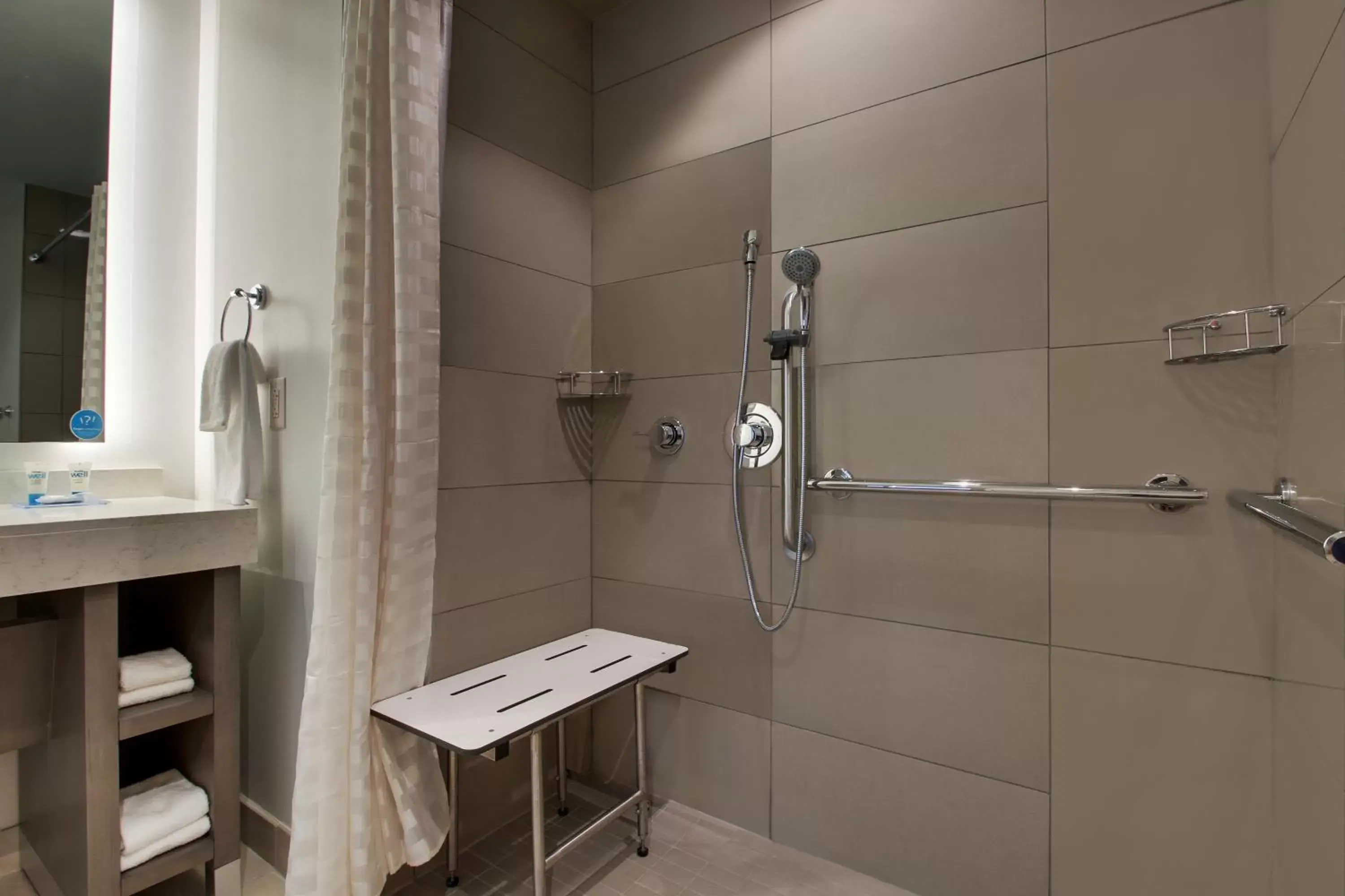 King Room with Roll-In Shower - Disability Access in Hyatt House Oak Brook