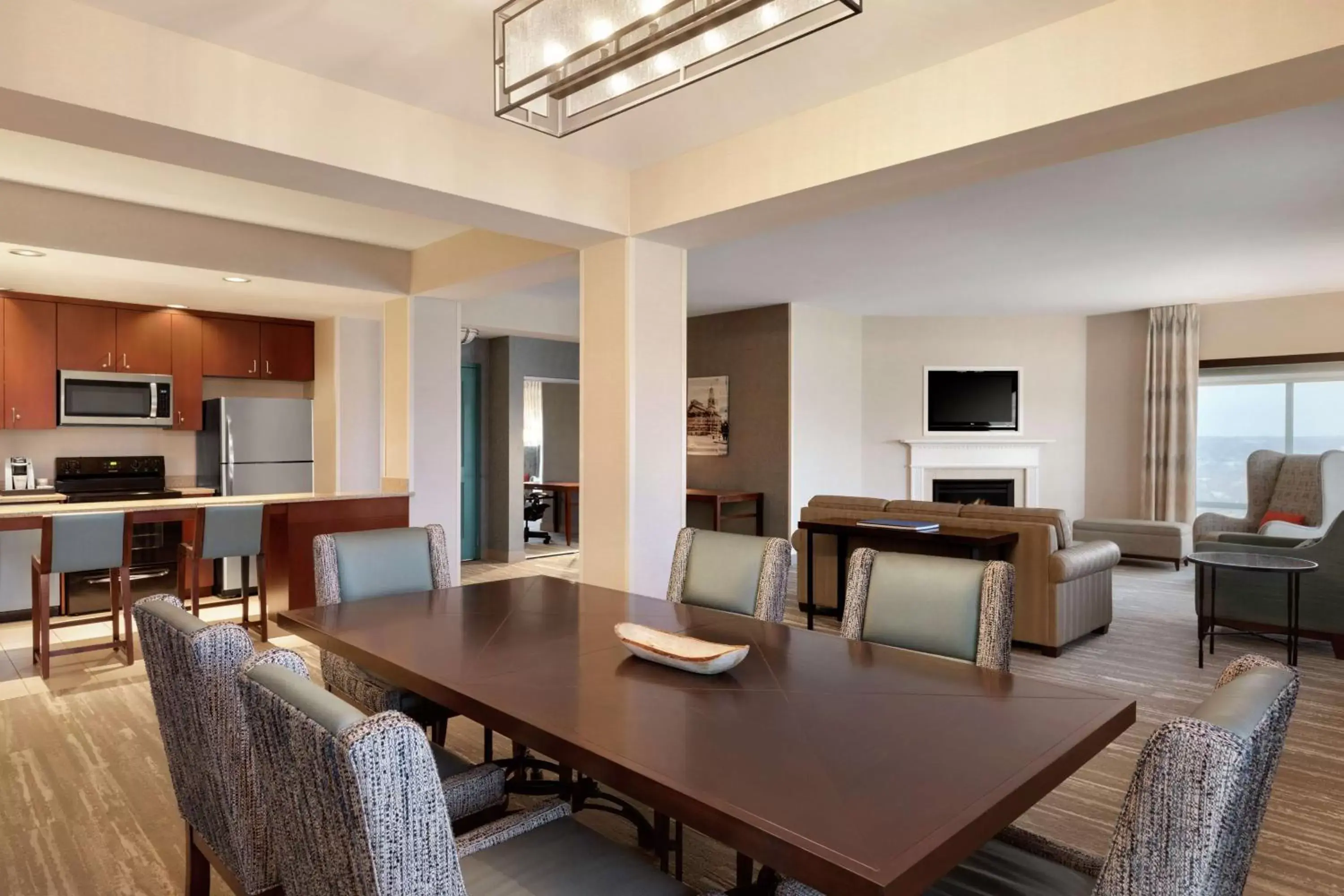 Living room, Dining Area in Hilton Garden Inn Troy