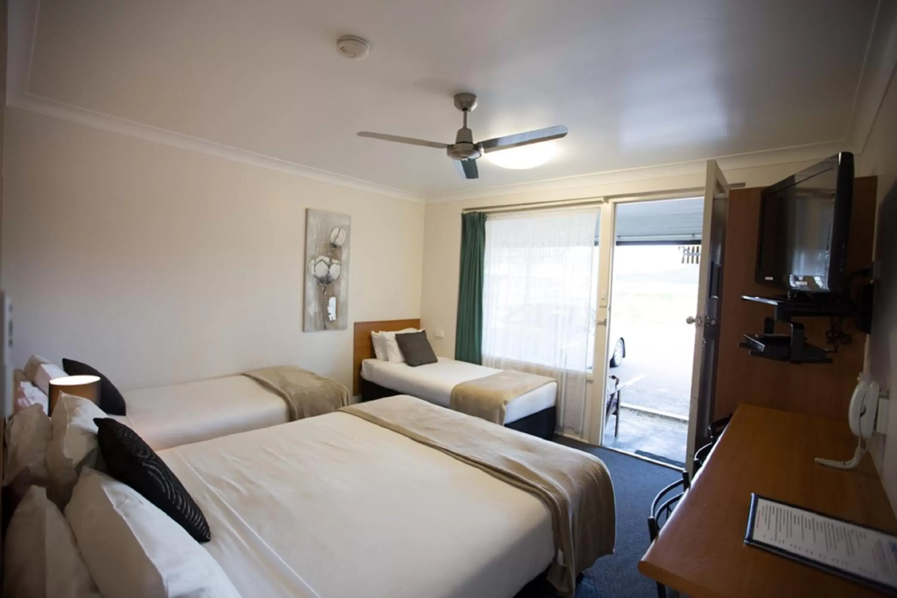 Bed in David Motor Inn Bed in David Motor Inn