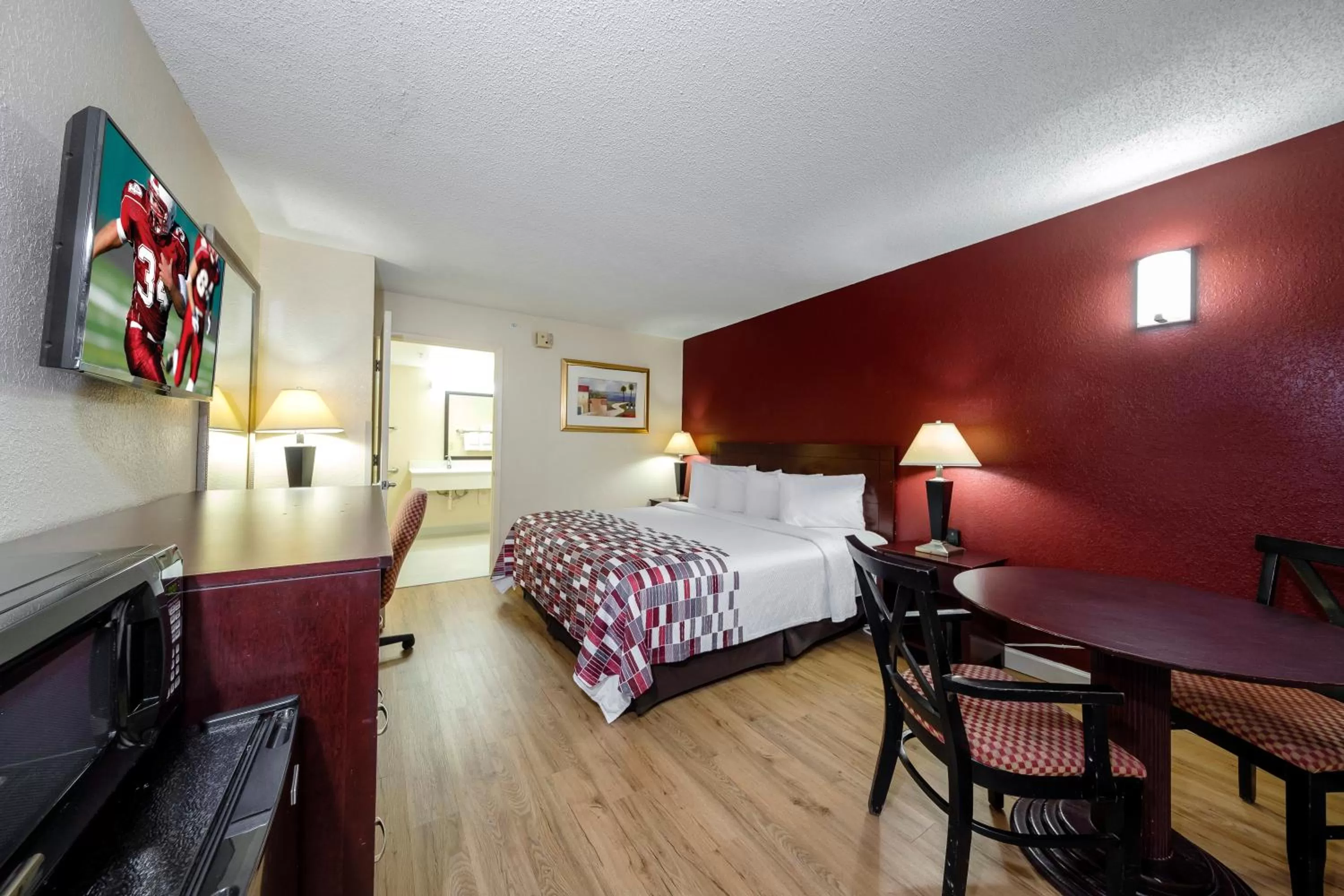 Photo of the whole room, Bed in Red Roof Inn Ellenton - Bradenton NE