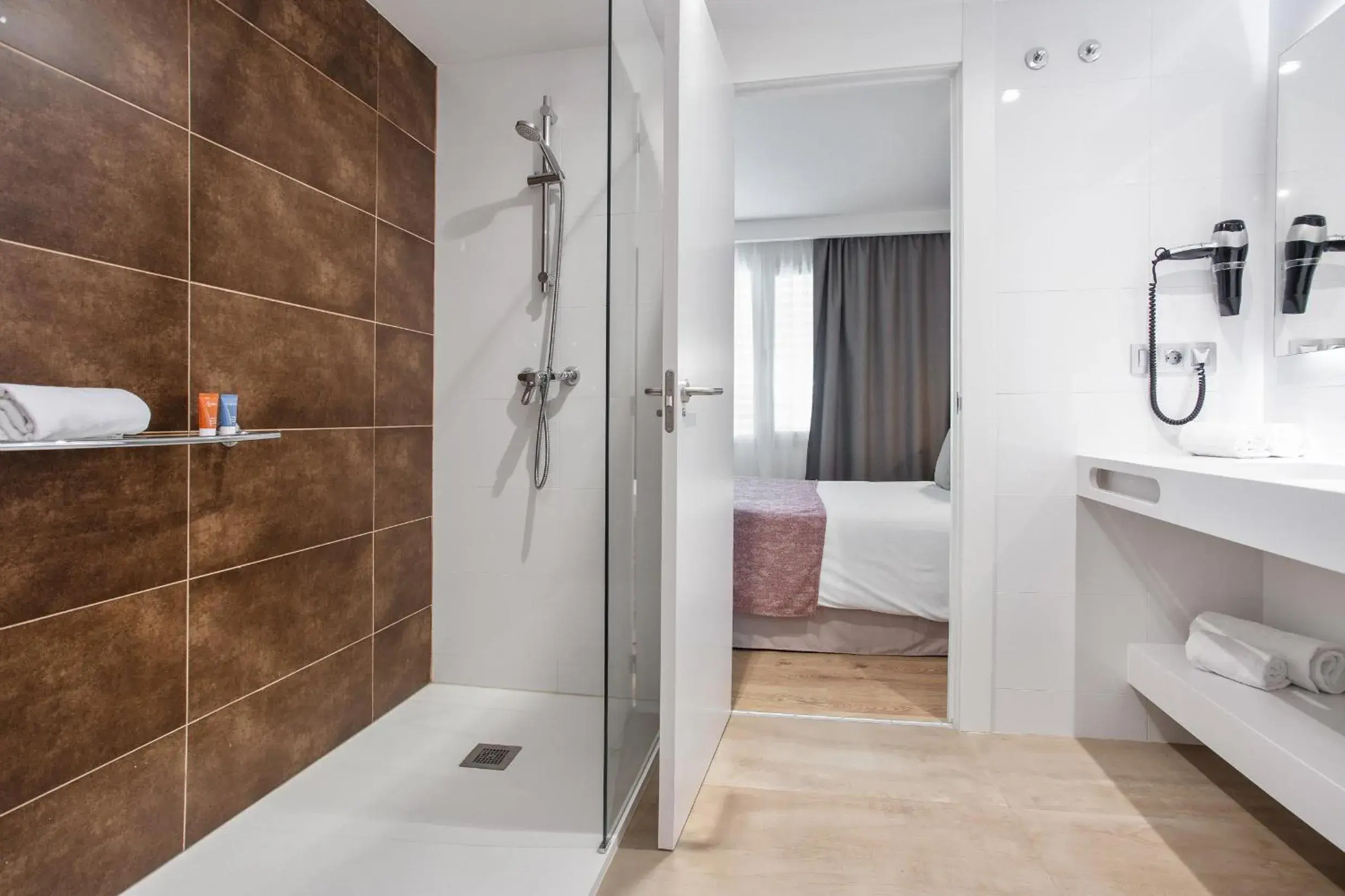 Bathroom in Pierre & Vacances Apartamentos Edificio Eurobuilding 2