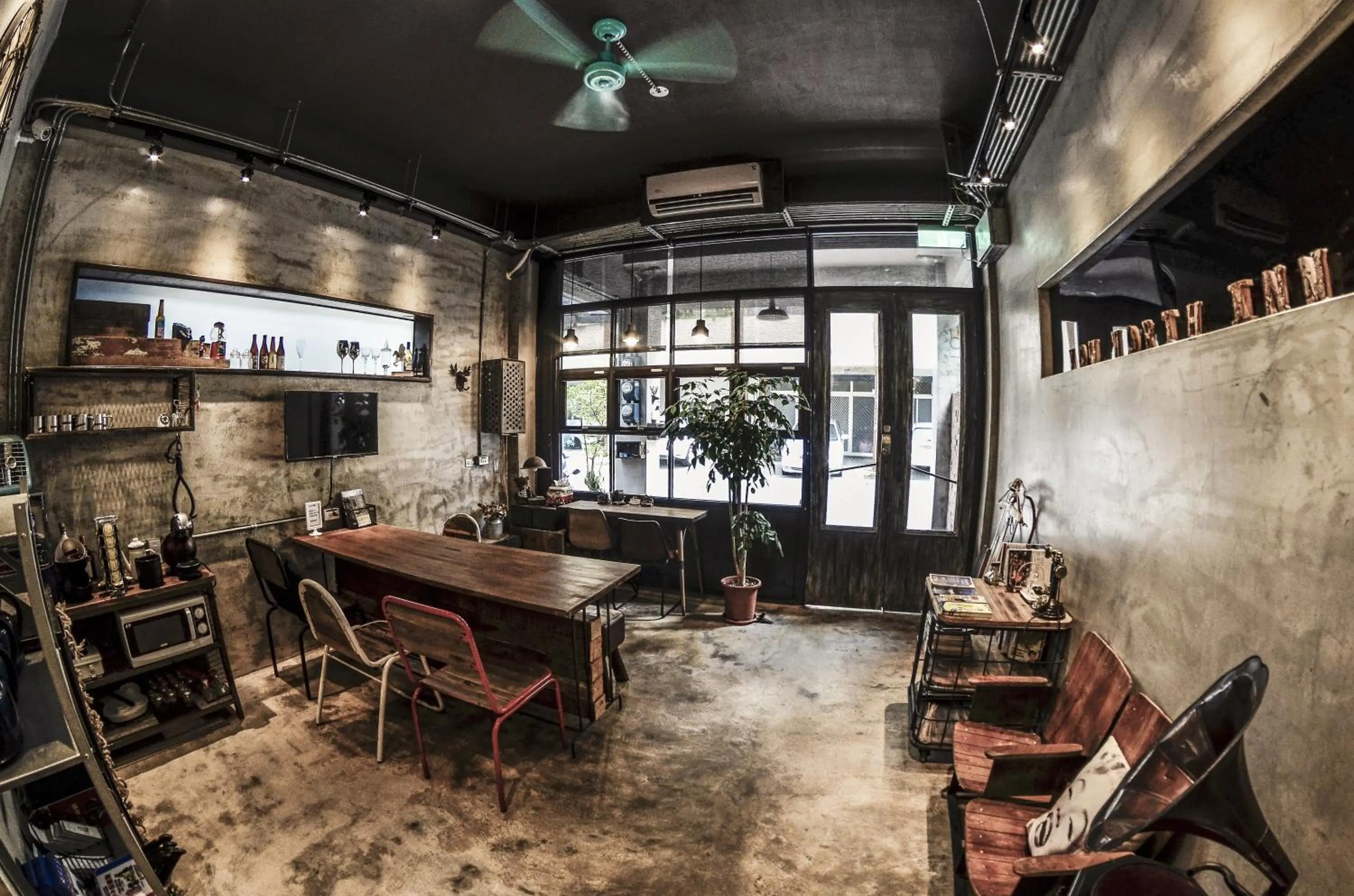 Communal lounge/ TV room in You Worth Inn