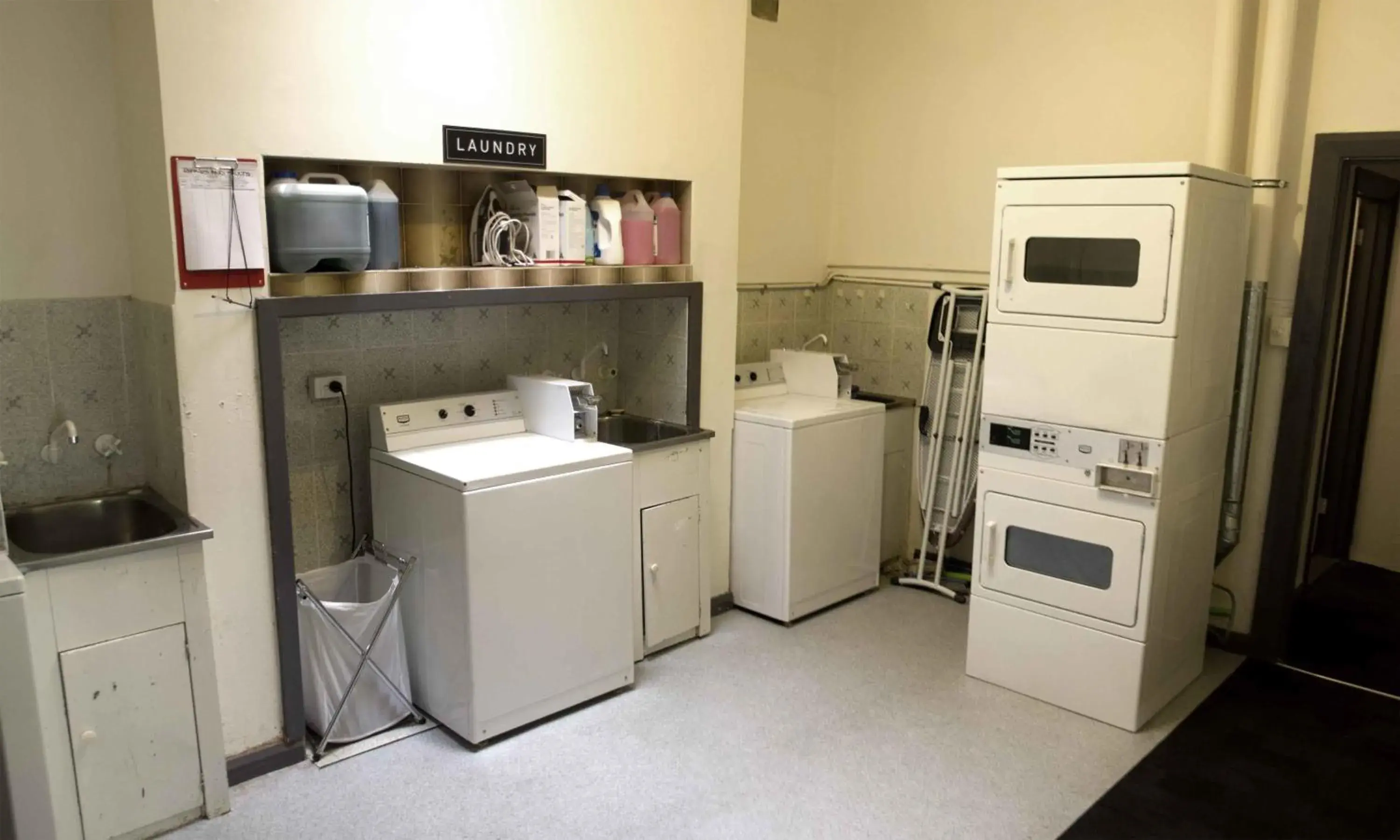 Bed in 4-Bed Female Dormitory Room in The Shiralee Bed in 4-Bed Female Dormitory Room in The Shiralee