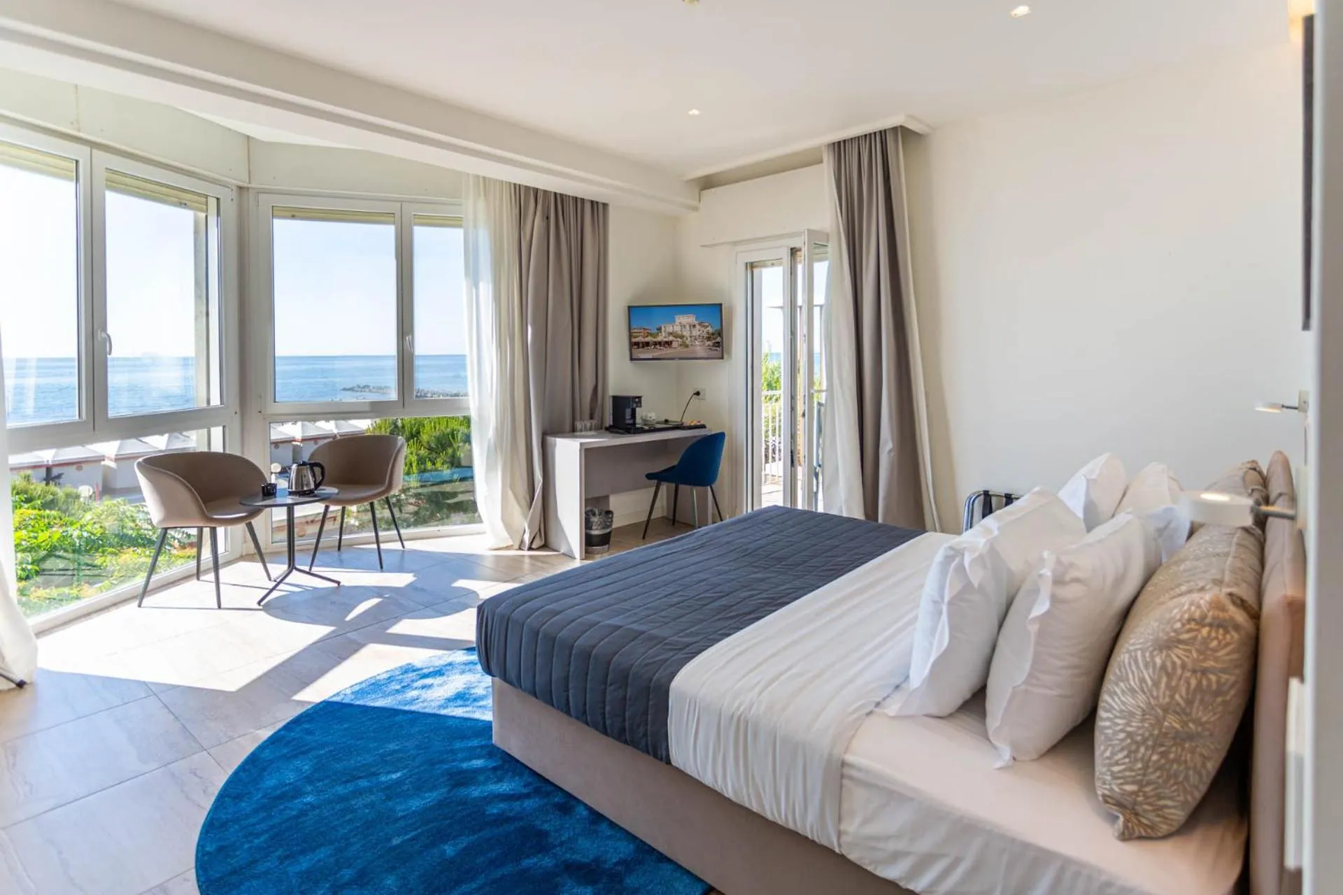 Deluxe Double or Twin Room with Sea View in Hotel Petit Palais