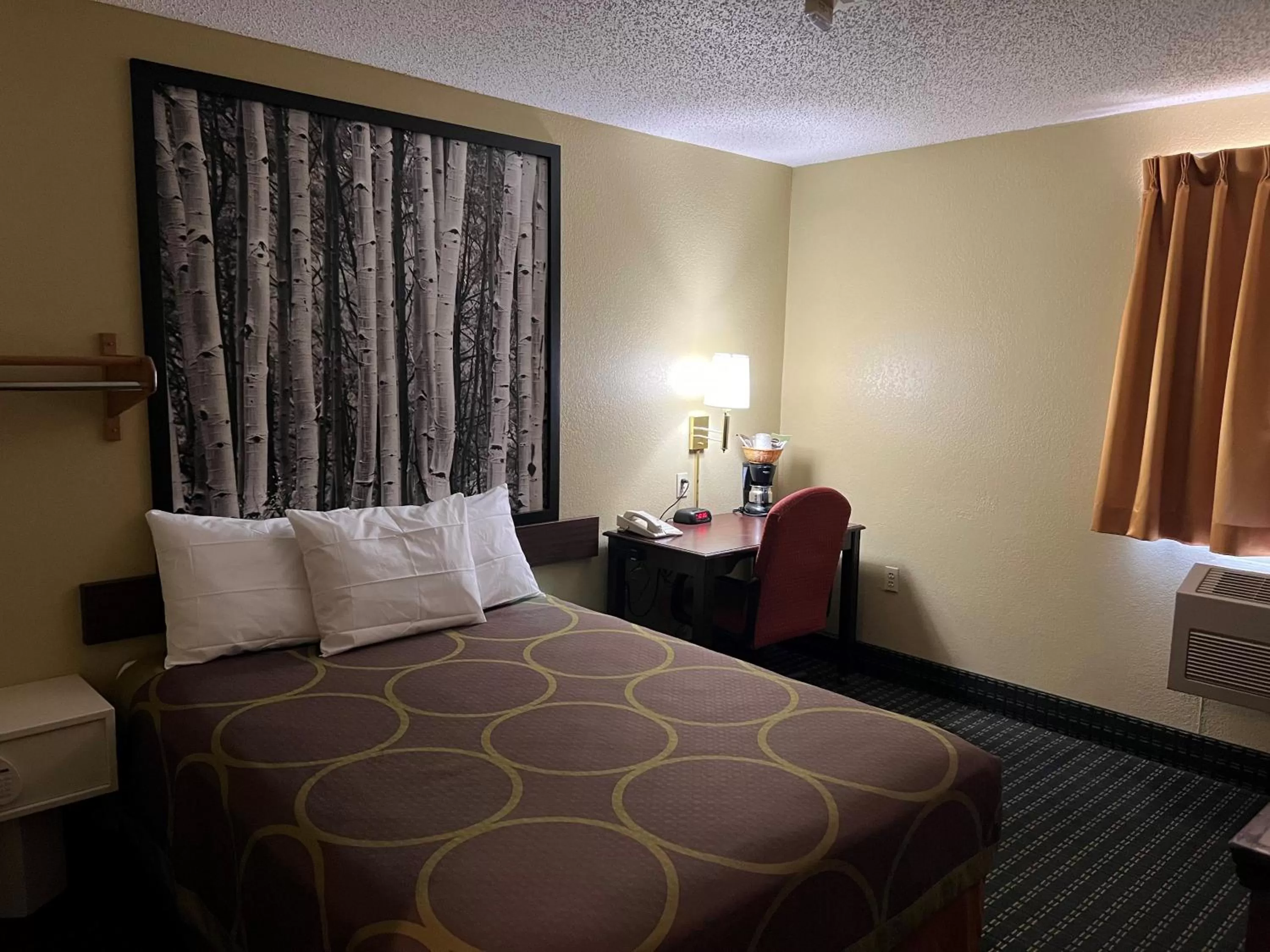 Queen Room - Disability Access - Non-Smoking in Super 8 by Wyndham Trinidad