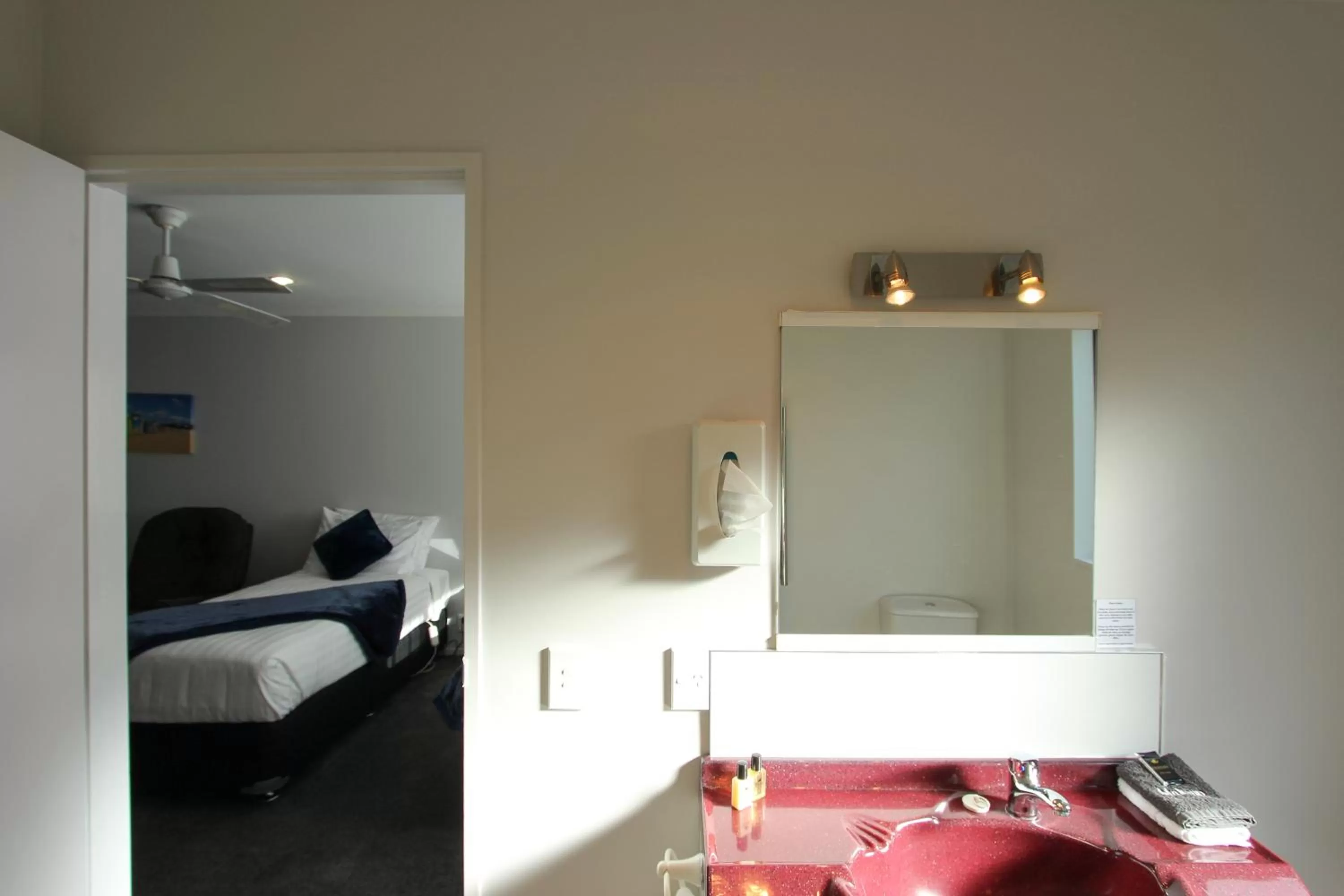 Shower, Bed in BK's Magnolia Motor Lodge